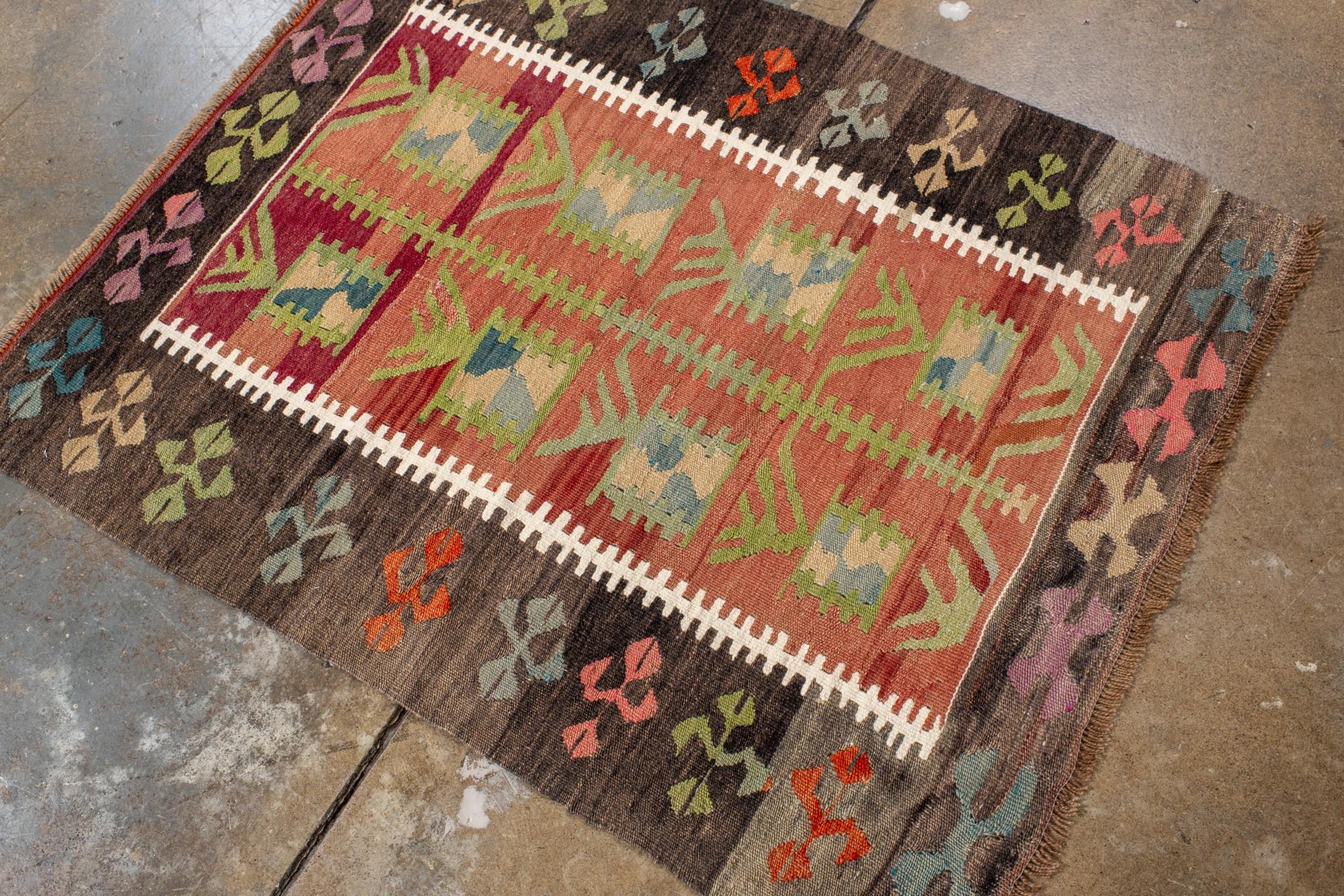 Bunter türkischer Vintage-Kilim mit geometrischen Stammesmotiven (20. Jahrhundert) im Angebot