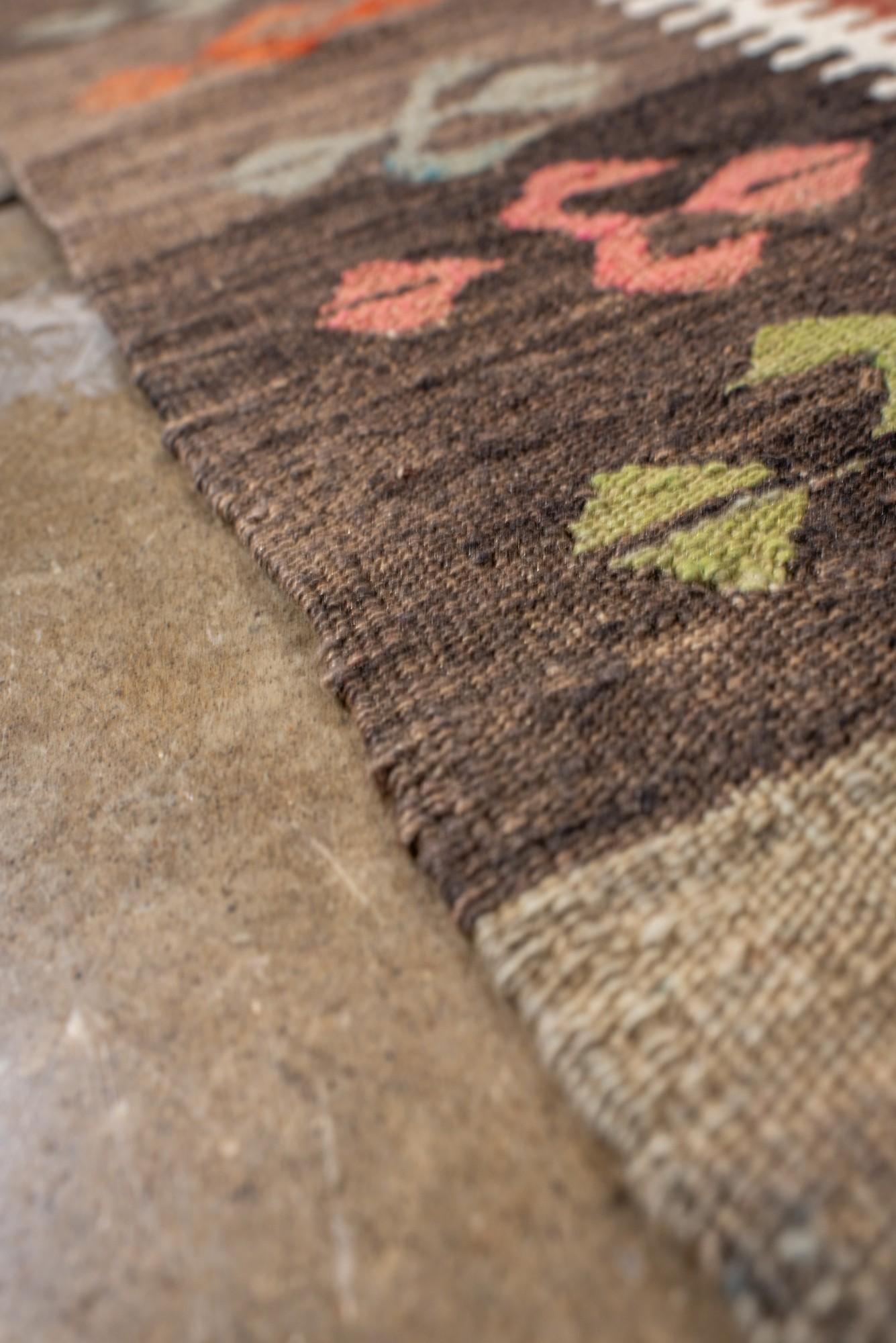 Bunter türkischer Vintage-Kilim mit geometrischen Stammesmotiven (Wolle) im Angebot