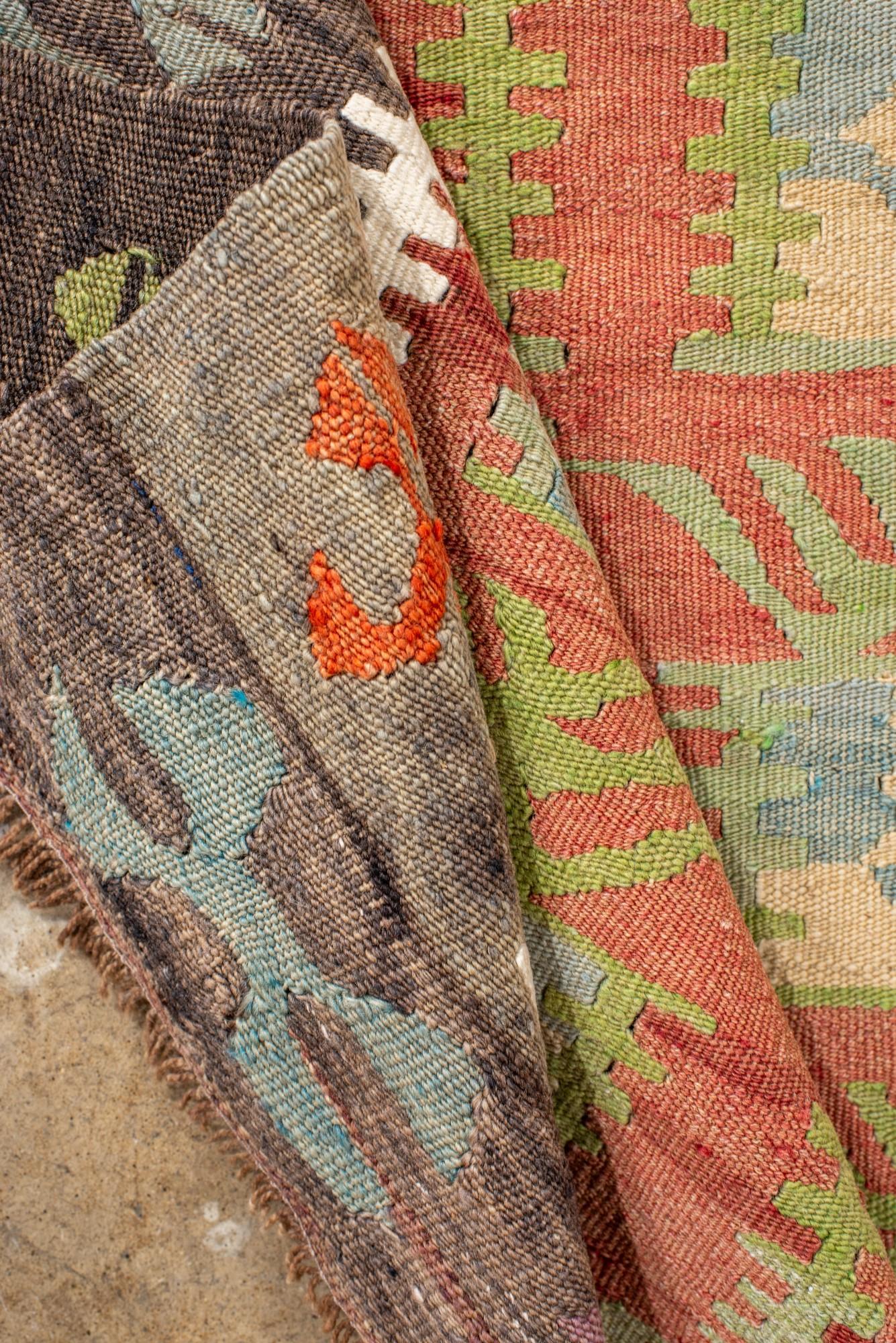 Bunter türkischer Vintage-Kilim mit geometrischen Stammesmotiven im Angebot 1