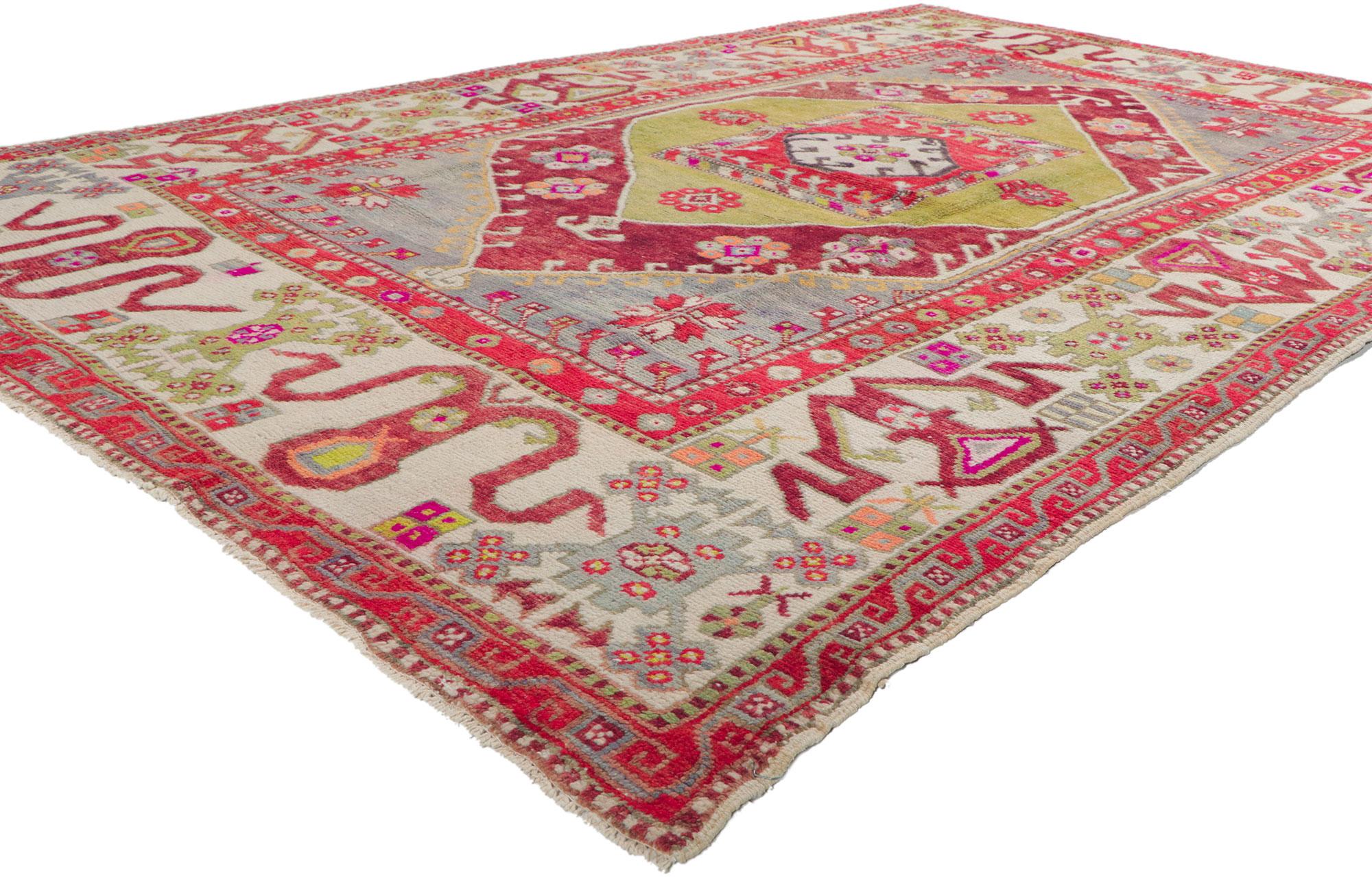 51784 Tapis Oushak turc vintage, 05'10 x 08'11.
Ce tapis Oushak turc vintage en laine tricotée à la main présente un design expressif et audacieux, ainsi que des détails et une texture incroyables. Il s'agit d'une vision captivante de la beauté du