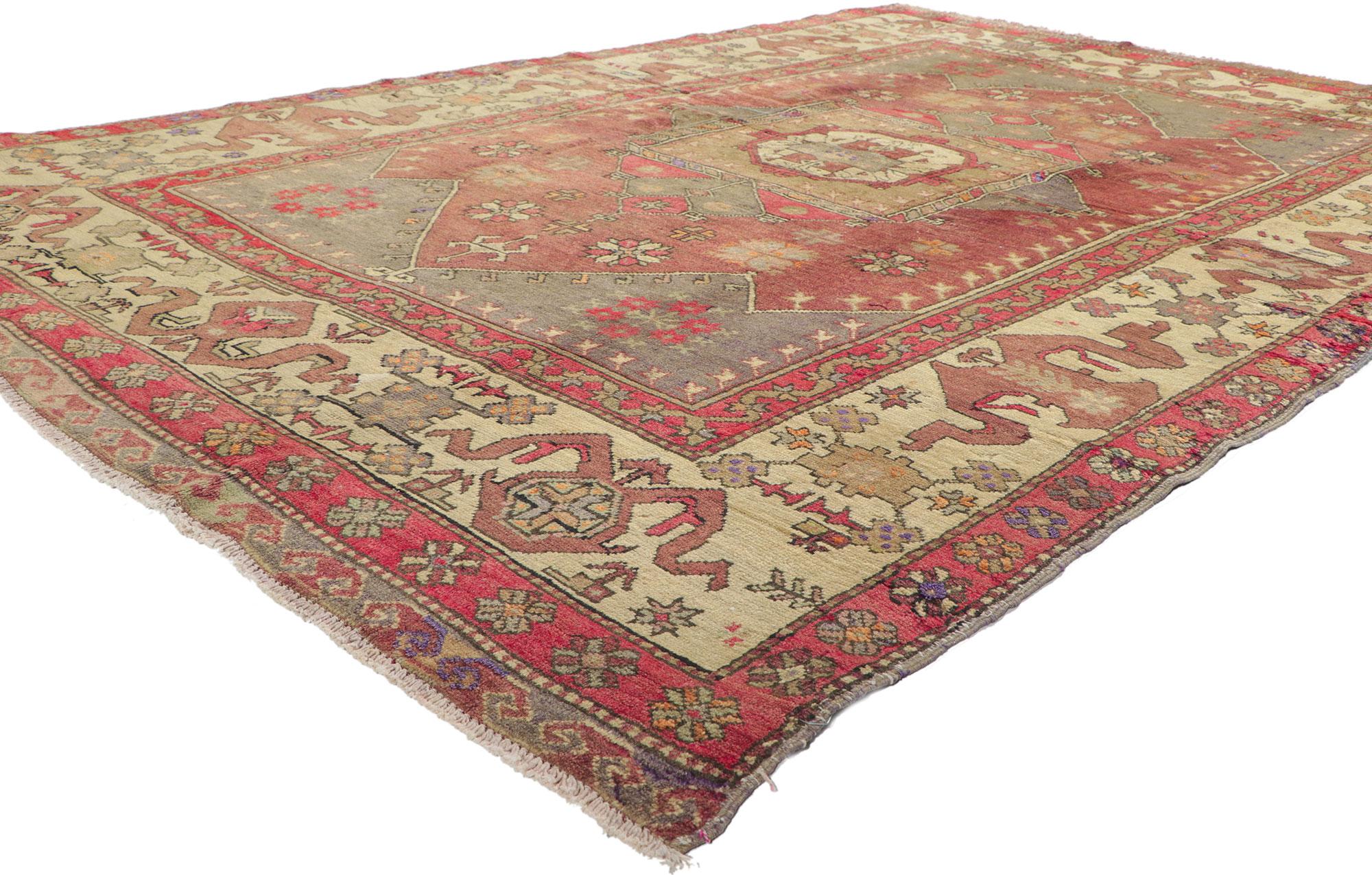 51789 Vintage Turkish Oushak Rug, 05'10 x 08'08.
Dieser handgestrickte türkische Oushak-Teppich aus Wolle mit seinem kühnen, ausdrucksstarken Design, seinen unglaublichen Details und seiner Textur ist eine fesselnde Vision gewebter Schönheit. Das