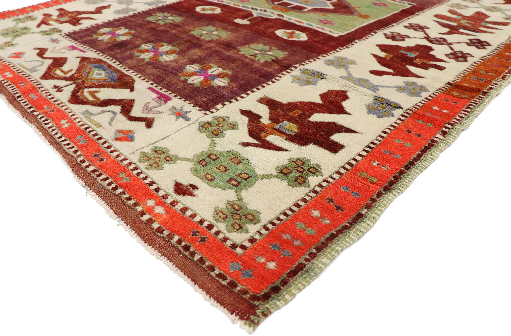51798 Vintage Turkish Oushak Rug, 05'04 x 11'04. Dieser türkische Oushak-Teppich im Vintage-Stil, der sorgfältig von Hand aus Wolle geknüpft wurde, besticht durch seine lebendigen Farben und traditionellen Motive, die das reiche kulturelle Erbe der