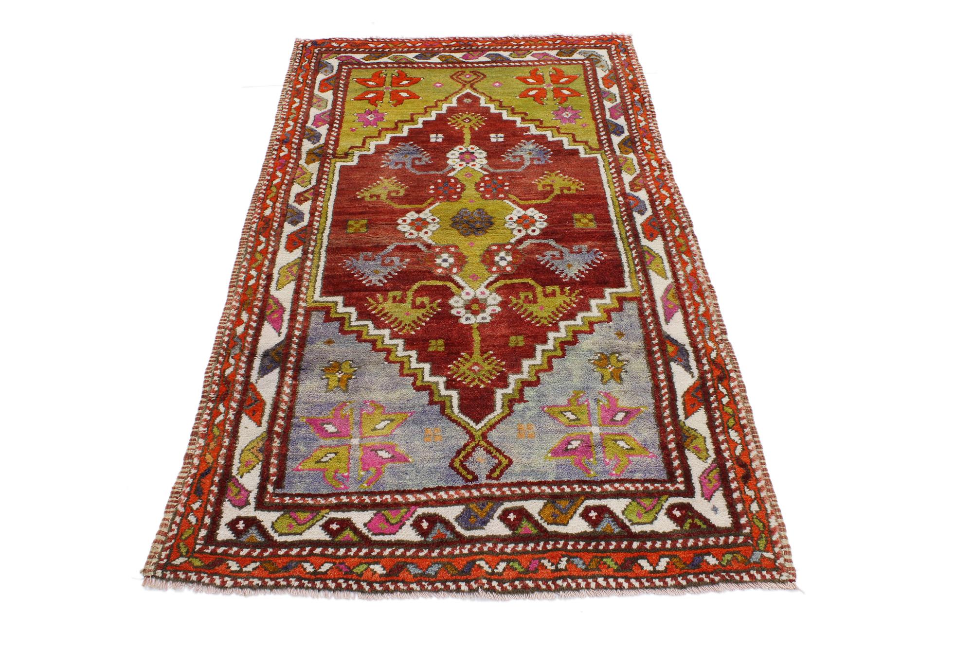 51778 Vintage Turkish Oushak Rug, 03'02 x 05'05. Dieser türkische Oushak-Teppich im Vintage-Stil ist ein atemberaubendes Beispiel für traditionelle Handwerkskunst und lebendige Kunstfertigkeit. Er wurde vollständig von Hand aus weicher Wolle gewebt.