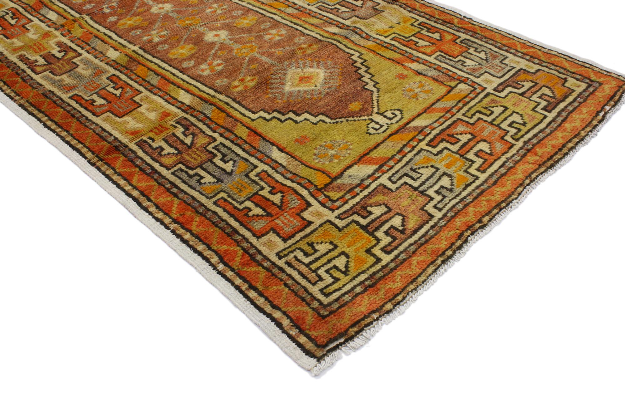 51777 Vintage Turkish Oushak Rug, 02'11 x 05'06. Dieser handgeknüpfte türkische Oushak-Teppich aus Wolle strahlt mit seinen lebhaften und komplizierten Mustern, die in ein reiches Tableau anatolischer Geschichte und Kultur eingewoben sind, einen
