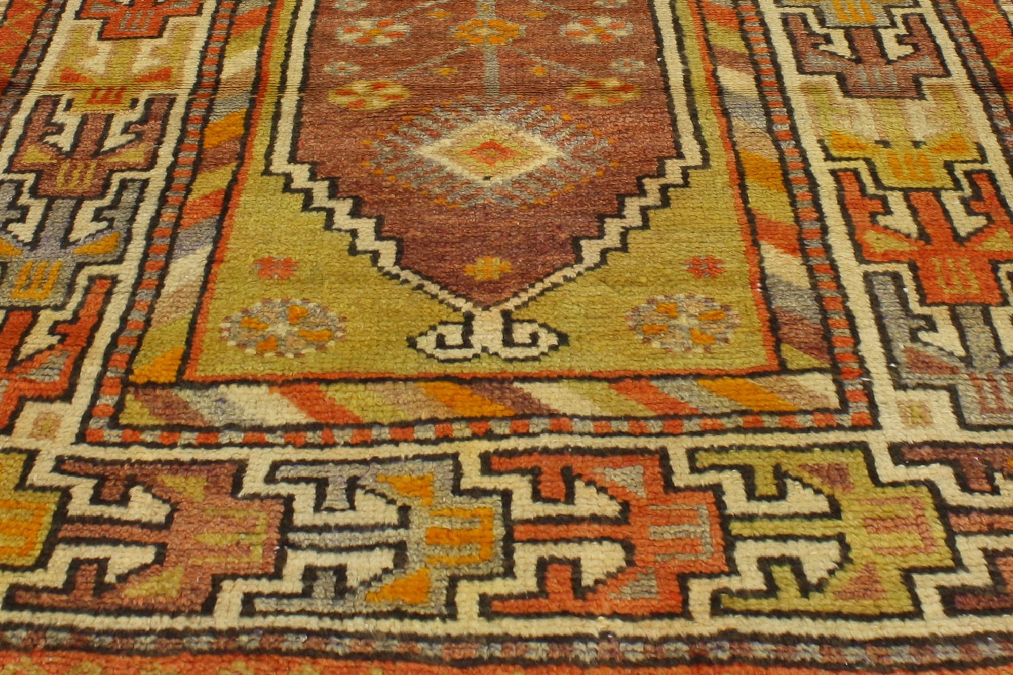 Bunter türkischer Oushak-Teppich im Vintage-Stil (Handgeknüpft) im Angebot