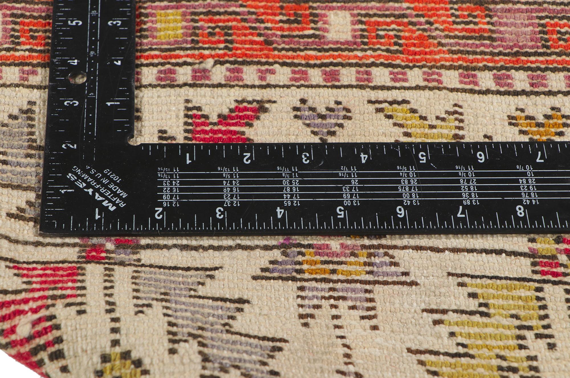 Bunter türkischer Oushak-Teppich im Vintage-Stil (20. Jahrhundert) im Angebot