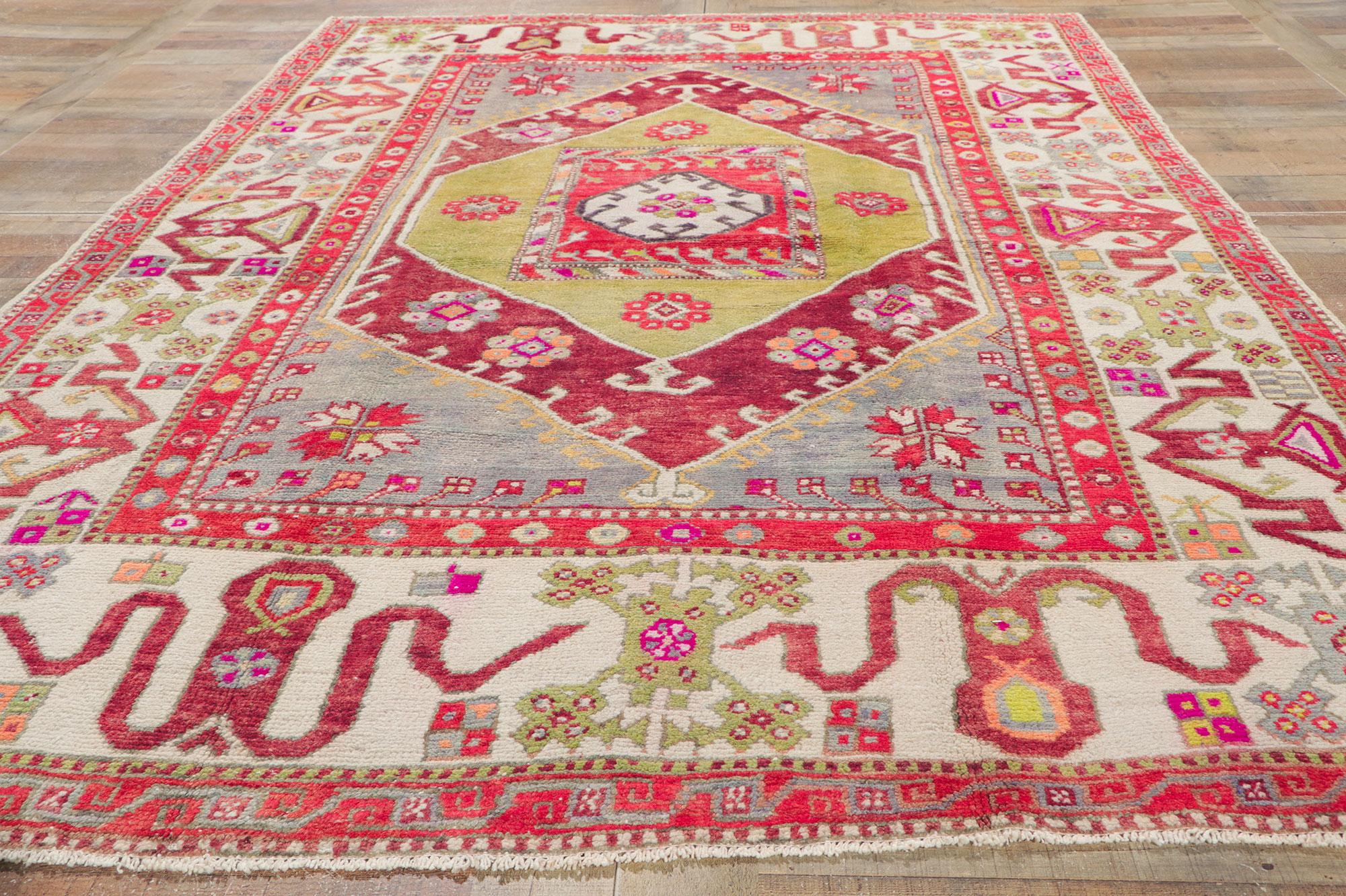 Tapis turc coloré vintage d'Oushak en vente 1