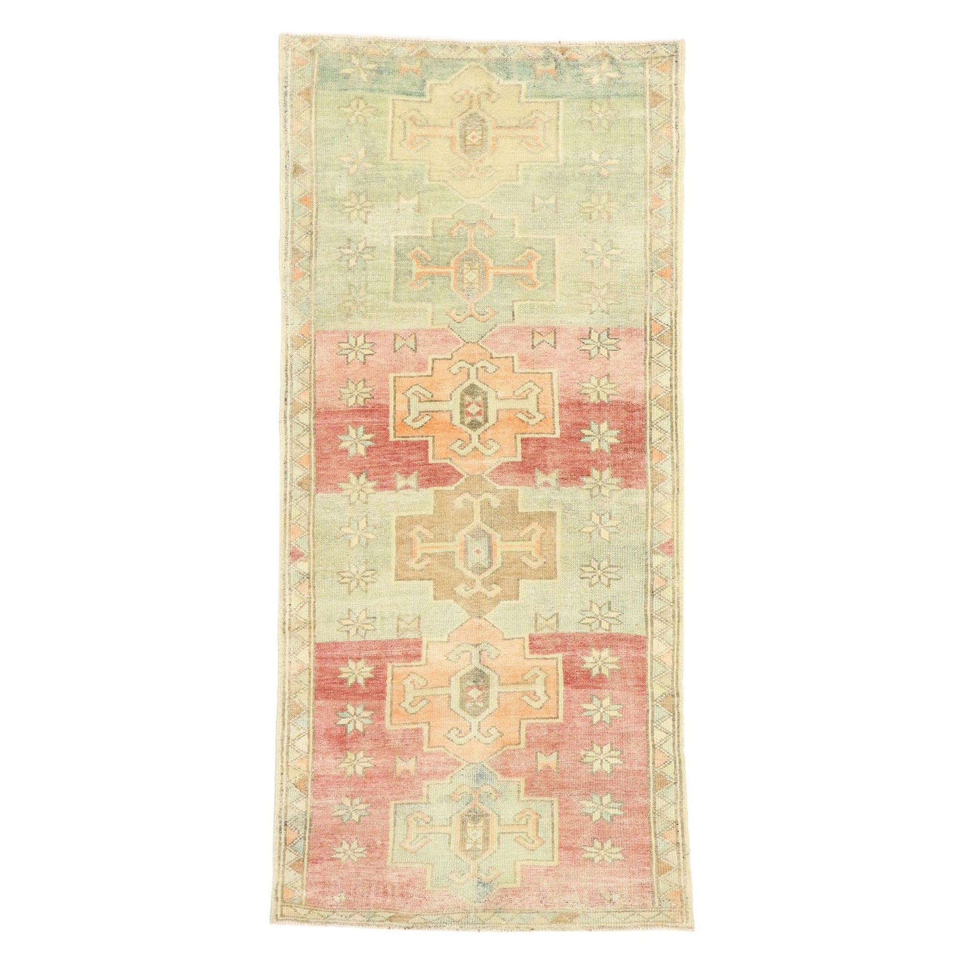 Bunter türkischer Oushak-Teppich im Vintage-Stil im Angebot