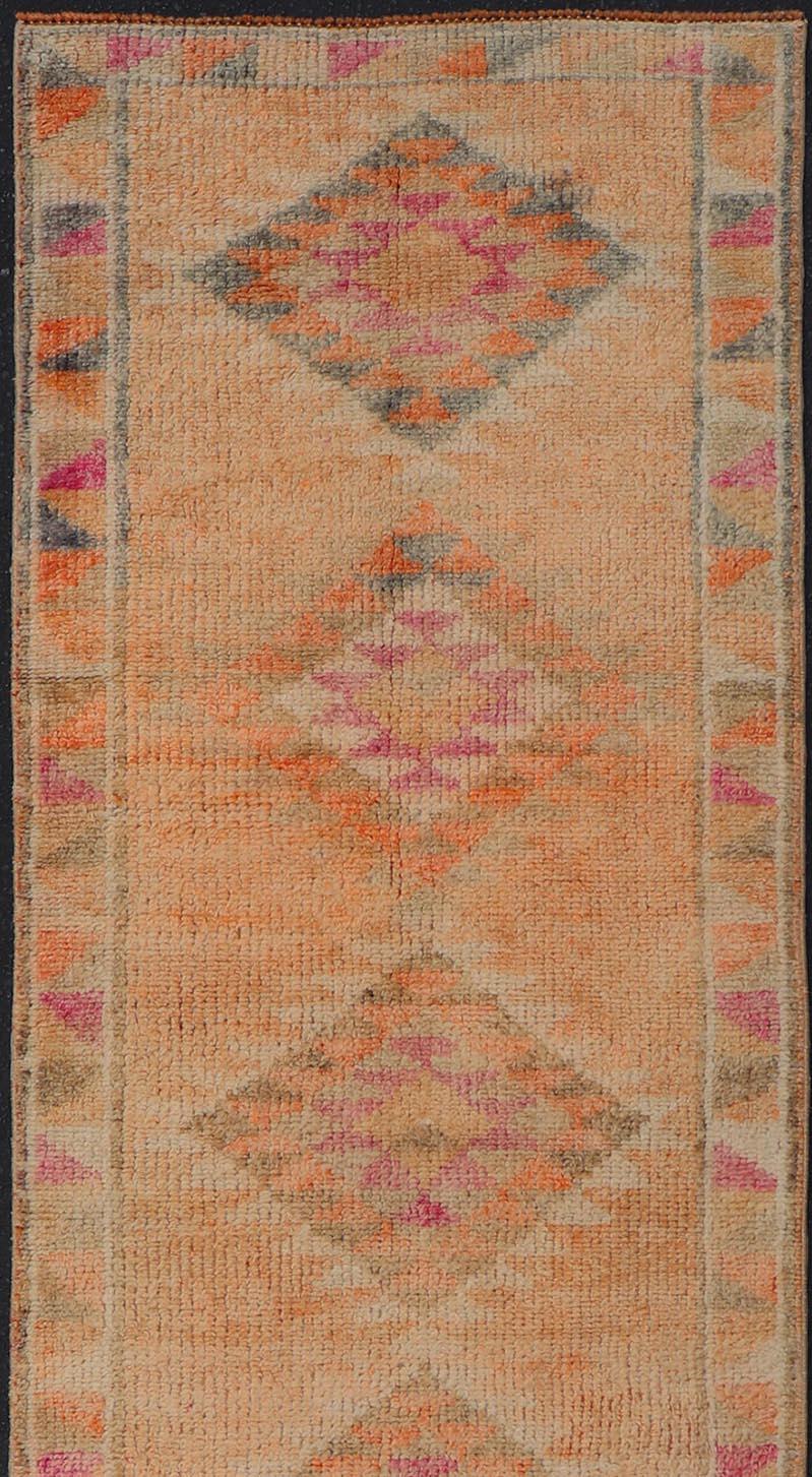 Bunter türkischer Oushak-Läufer im Vintage-Stil mit Diamantmedaillons (Türkisch) im Angebot