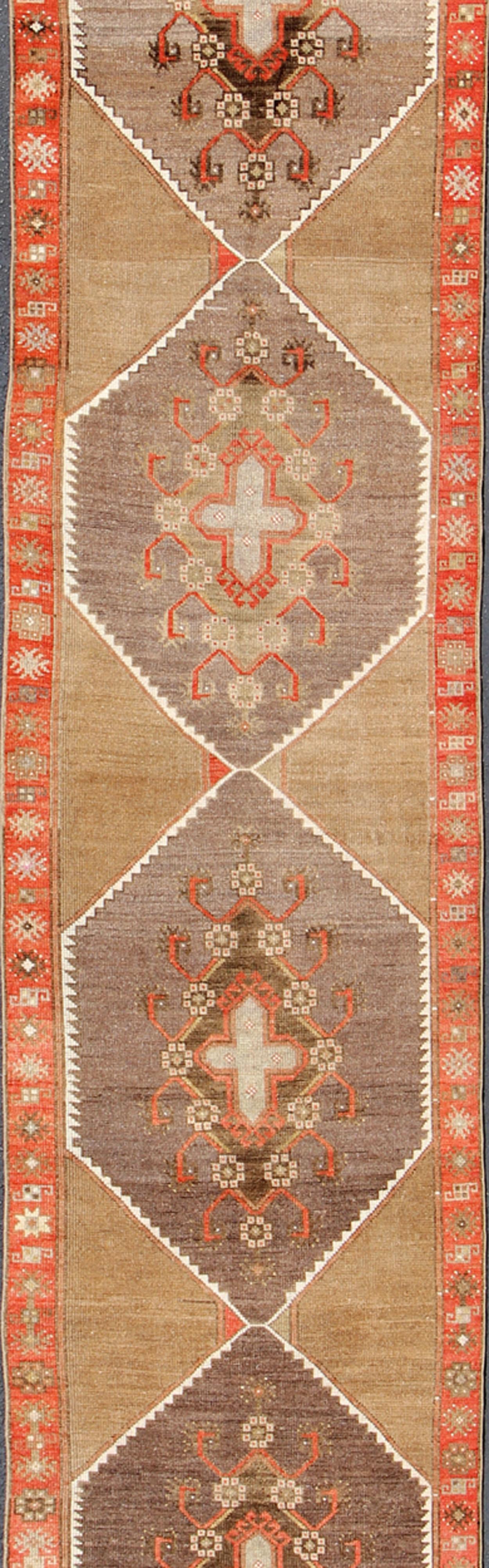 Oushak Tapis de couloir turc vintage coloré avec médaillons en diamant en Lt. Camel et gris en vente