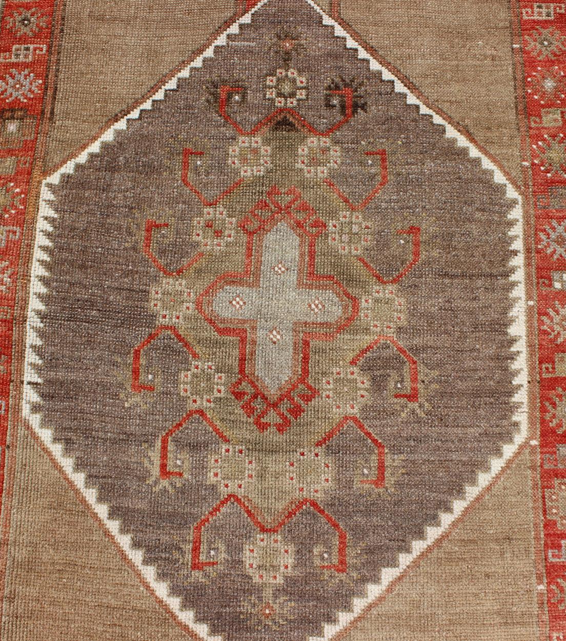 Turc Tapis de couloir turc vintage coloré avec médaillons en diamant en Lt. Camel et gris en vente