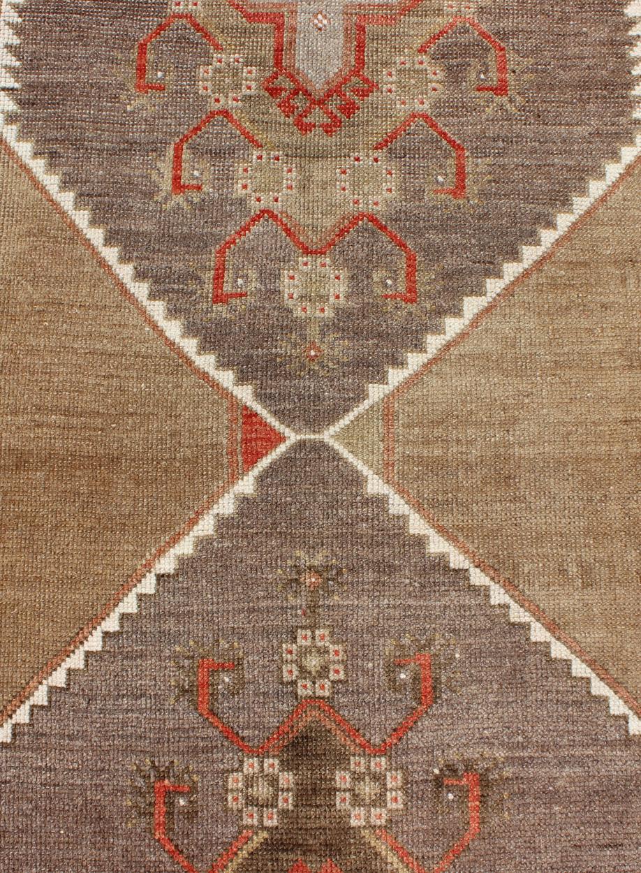 Milieu du XXe siècle Tapis de couloir turc vintage coloré avec médaillons en diamant en Lt. Camel et gris en vente