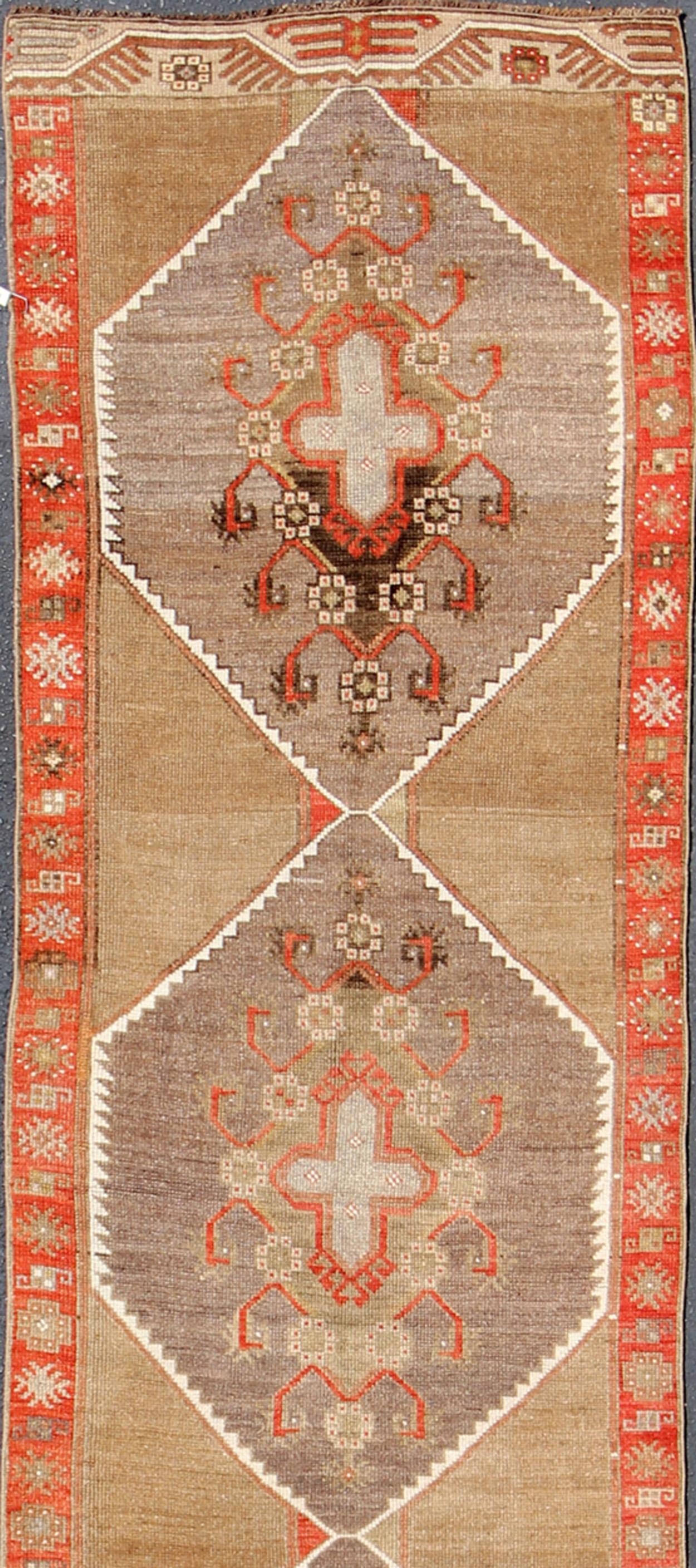 Tapis de couloir turc vintage coloré avec médaillons en diamant en Lt. Camel et gris en vente 1