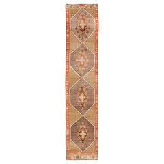 Tapis de couloir turc vintage coloré avec médaillons en diamant en Lt. Camel et gris