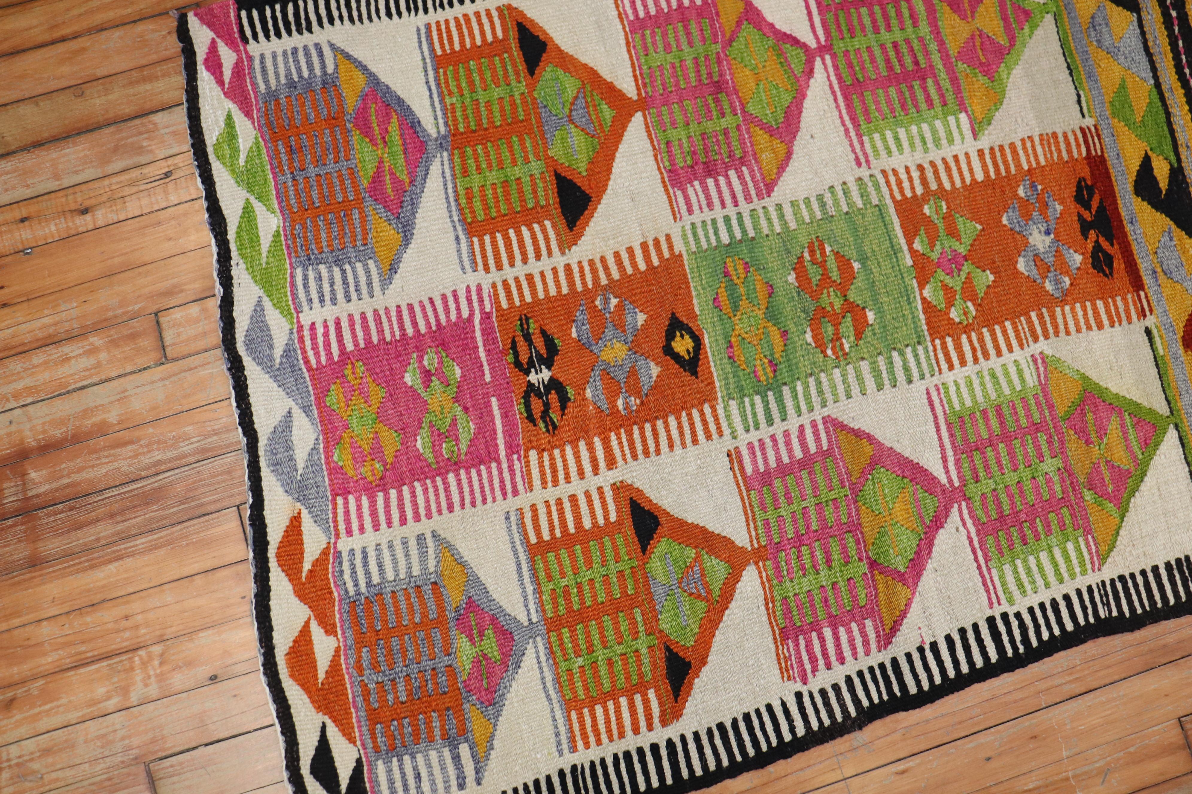 Bunter türkischer Flachgewebe-Kilim aus der Mitte des 20.

Maße: 3