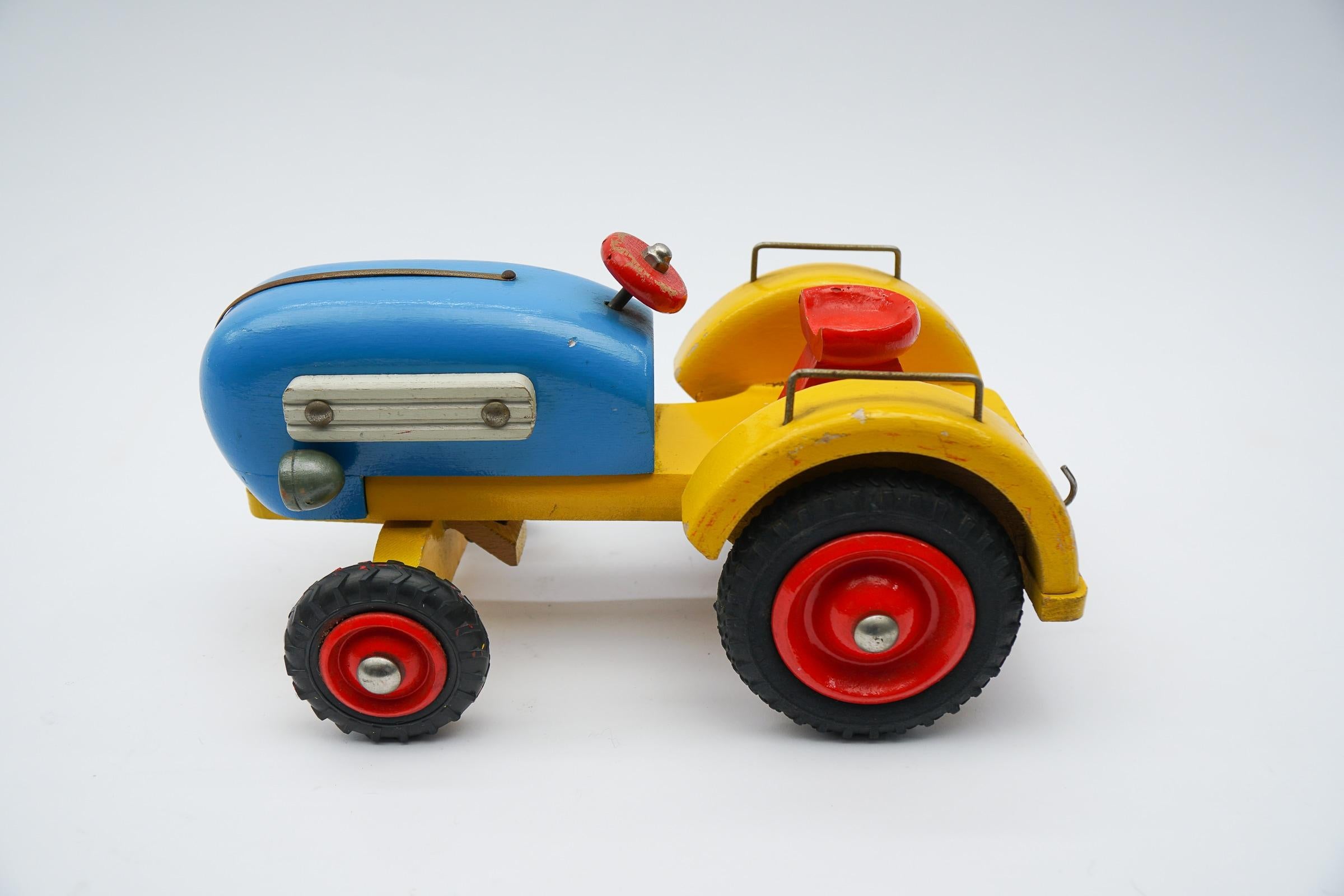 Colorful Waldorf School Tractor with Movable Front Axle, 1950s Germany In Good Condition For Sale In Nürnberg, Bayern
