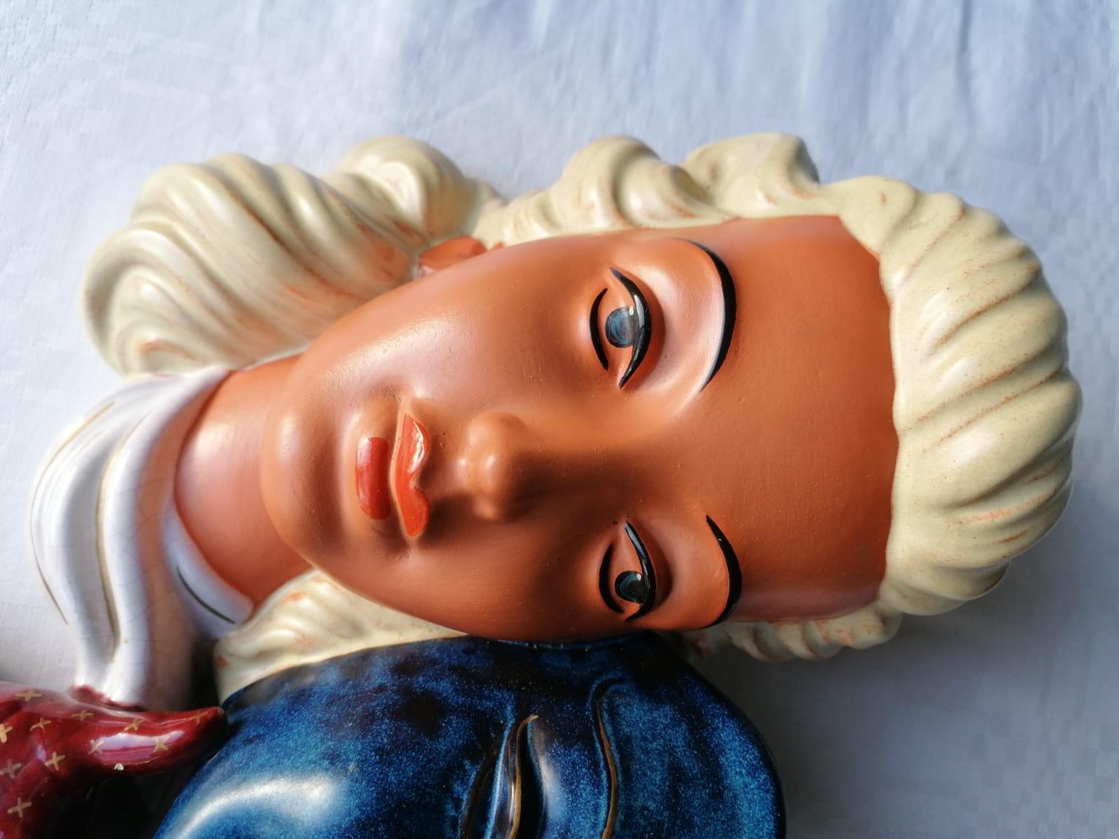 Bunte Wanddekorative Keramikmaske aus der Mitte des Jahrhunderts (Deutsch) im Angebot