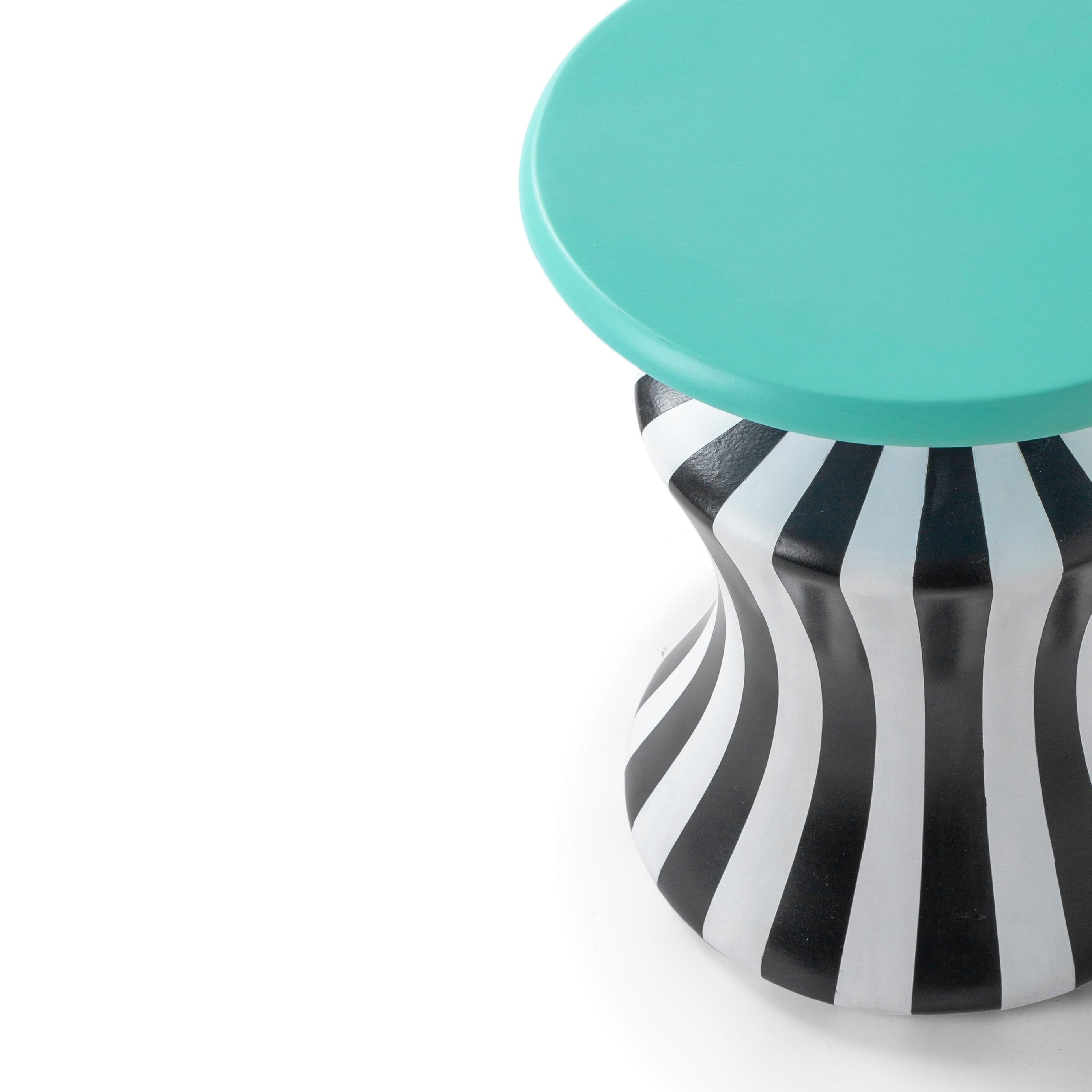 Moderne Table d'appoint d'extérieur colorée en fibre de verre résistante aux intempéries, Nubian Baba Doll en vente