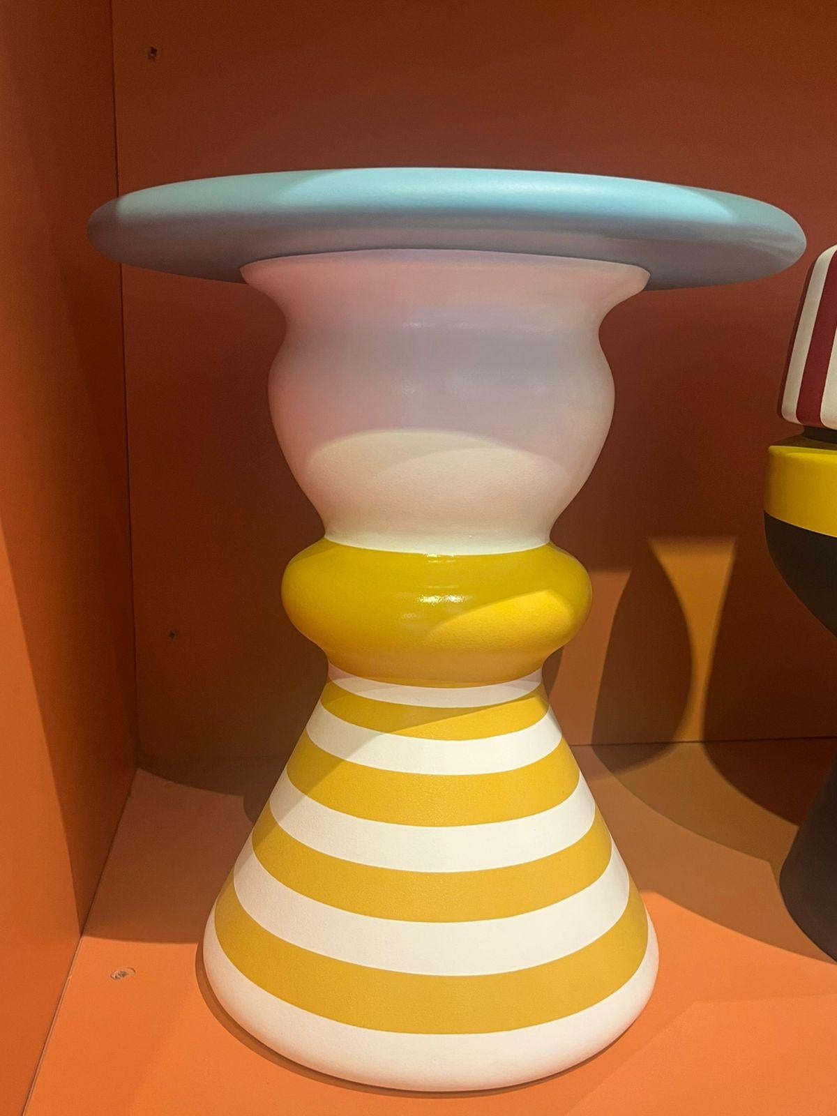 Table d'appoint d'extérieur colorée en fibre de verre résistante aux intempéries - Nubian Mama Doll Neuf - En vente à Cairo, EG