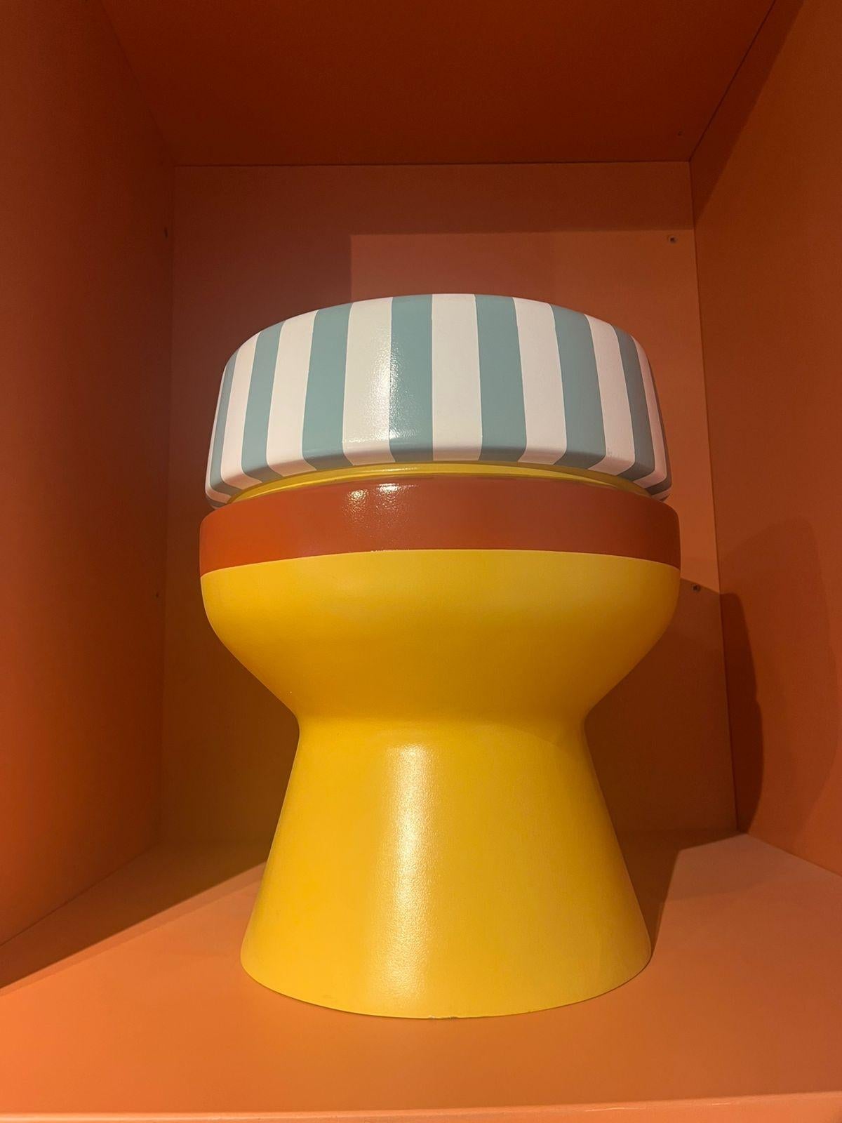 Égyptien Tabouret d'extérieur coloré en fibre de verre résistant aux intempéries - Poupée nubiane en vente