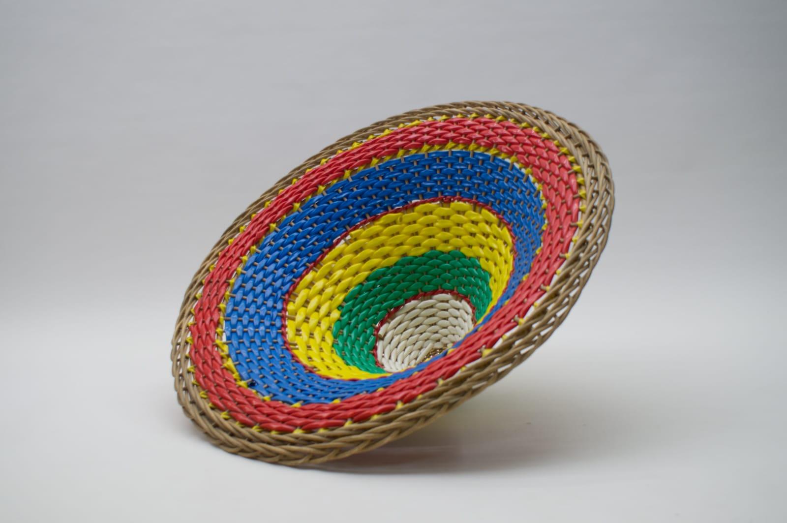 Colorful Wickerwork Midcentury Tripod Presentation Basket, 1950s In Good Condition For Sale In Nürnberg, Bayern