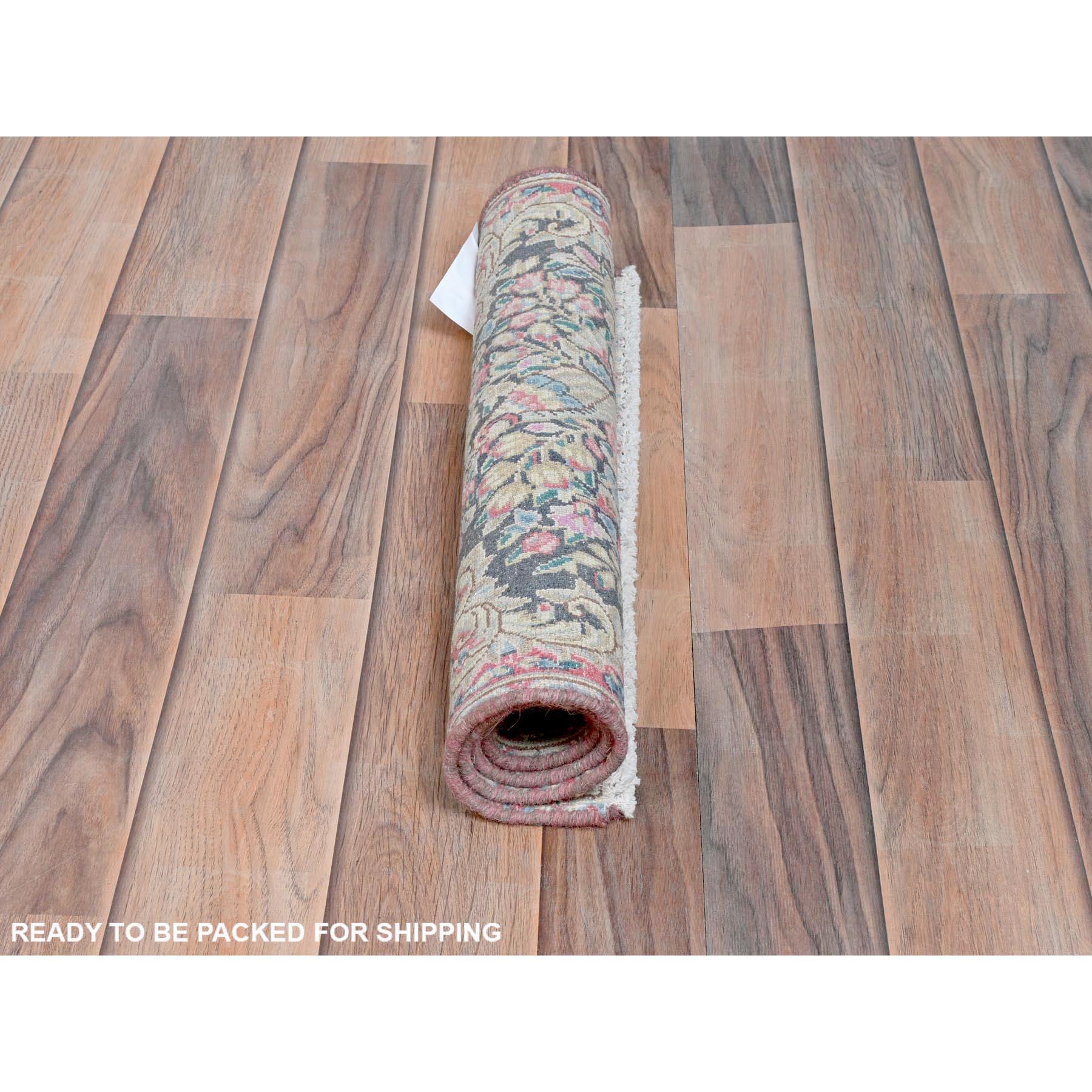 Noué à la main Tapis Kerman ancien persan en laine usée et colorée, noué à la main, à l'aspect vieilli en vente