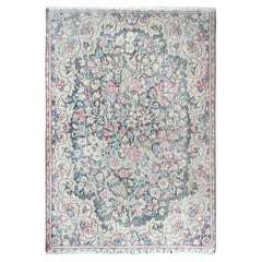 Bunt getragener handgeknüpfter alter persischer Kerman-Wollteppich im Distressed-Look