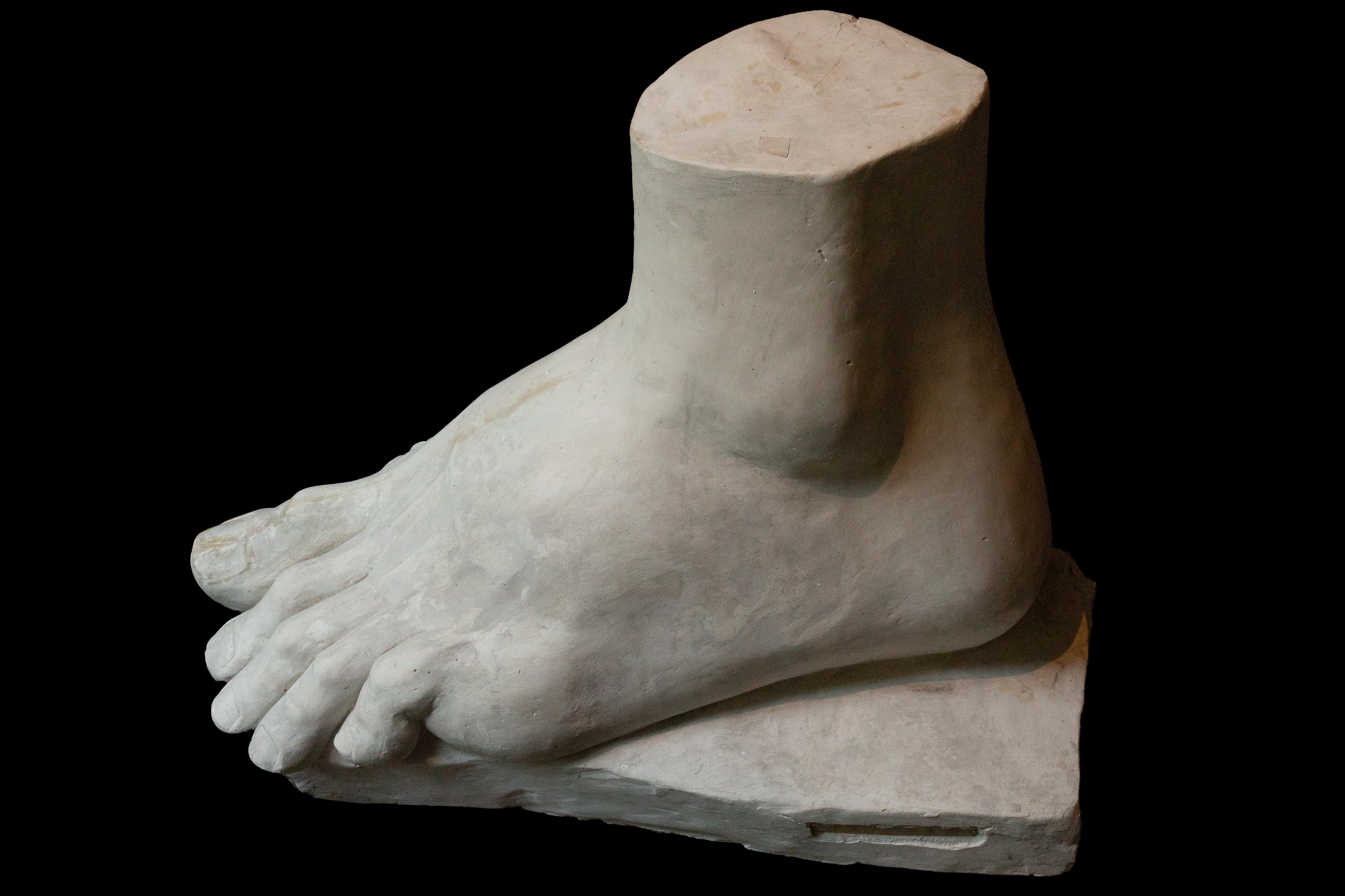 Questa scultura di piedi in gesso del XIX secolo è un'opera d'arte imponente e impressionante. Con dimensioni di 28 pollici di larghezza, 15 pollici di profondità e 22 pollici di altezza, le sue dimensioni colossali attirano l'attenzione in