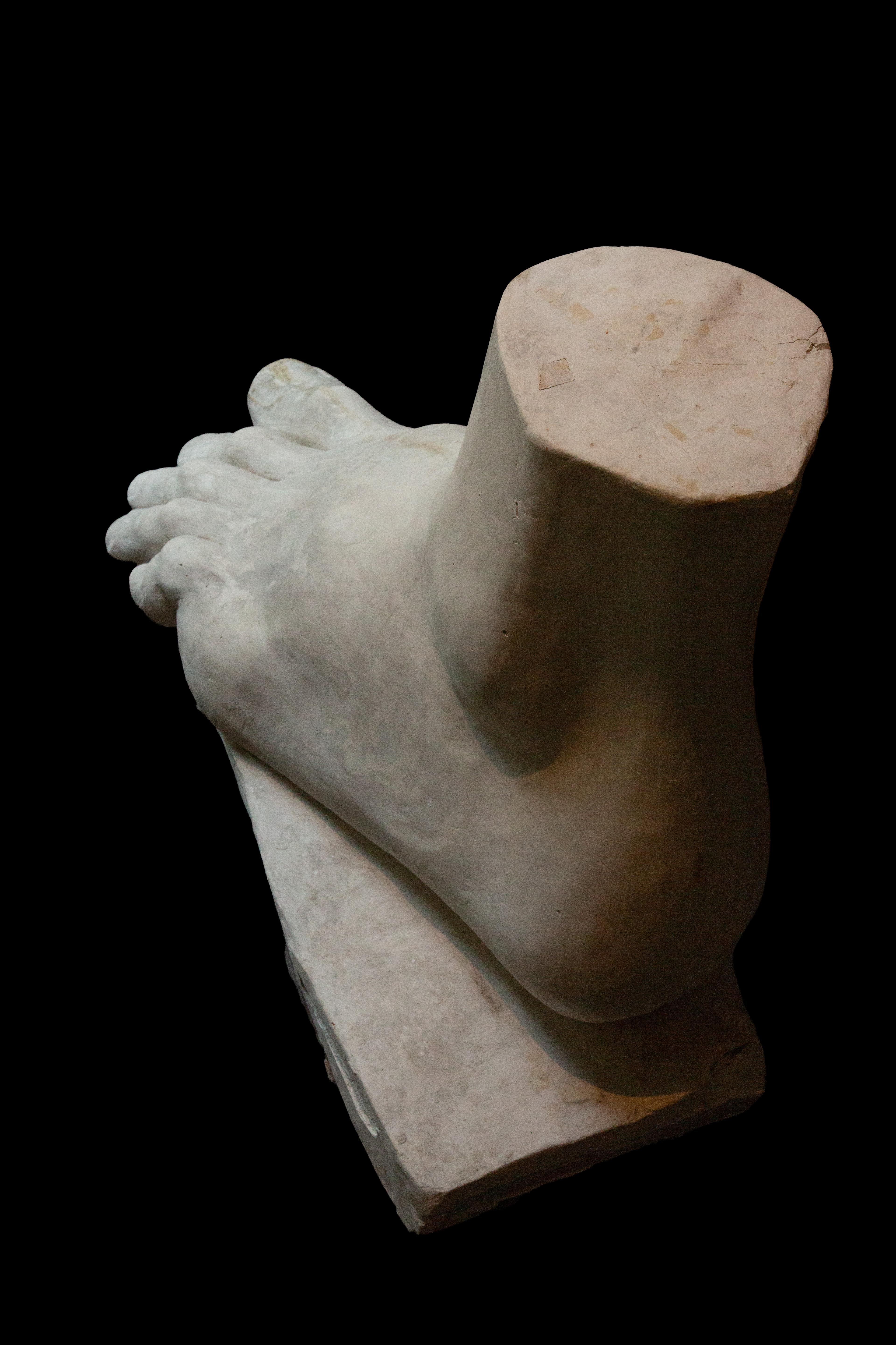Francese Colossale scultura classica di piedi in gesso del XIX secolo, 28 pollici in vendita