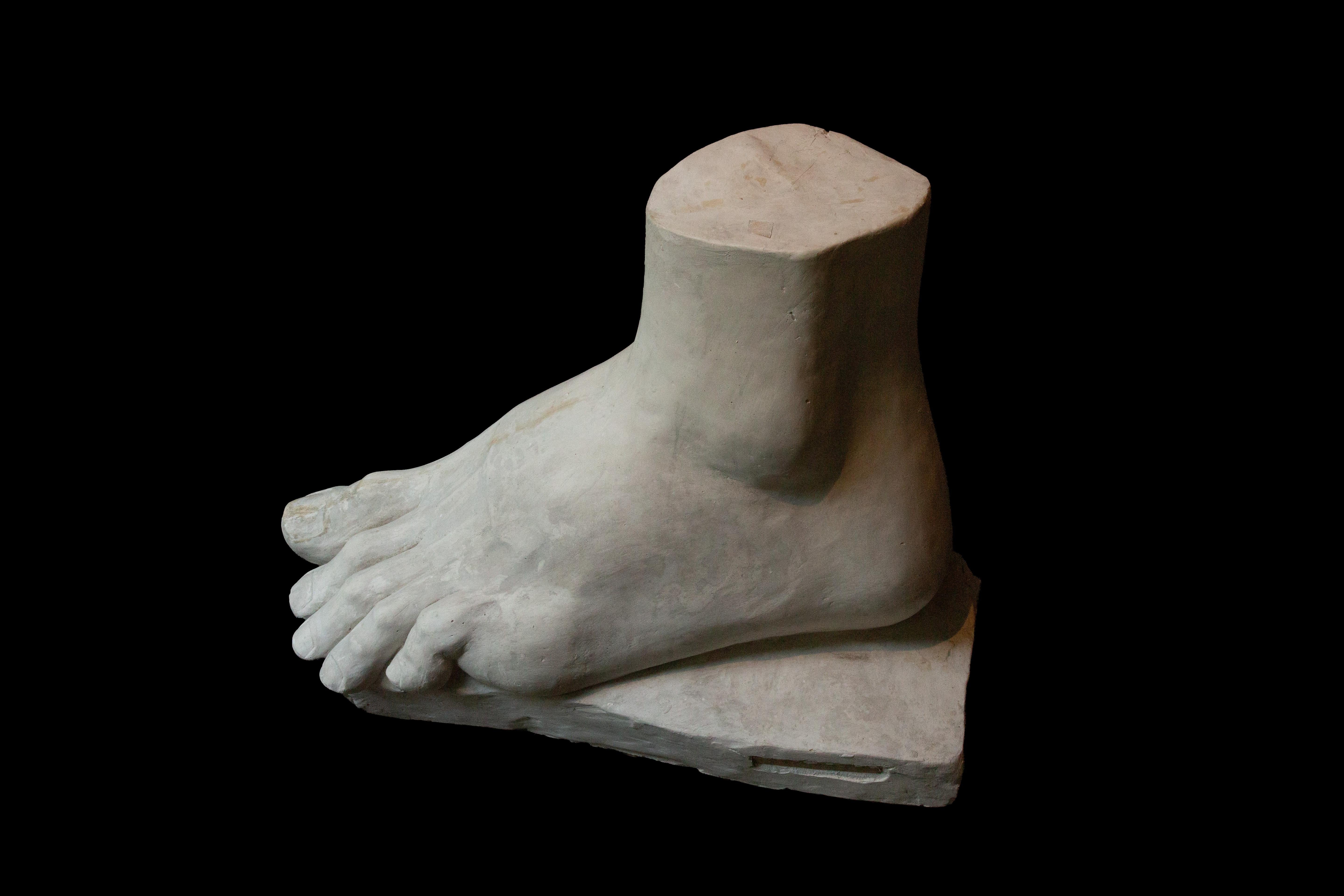 Colossale scultura classica di piedi in gesso del XIX secolo, 28 pollici In condizioni buone in vendita a New York, NY