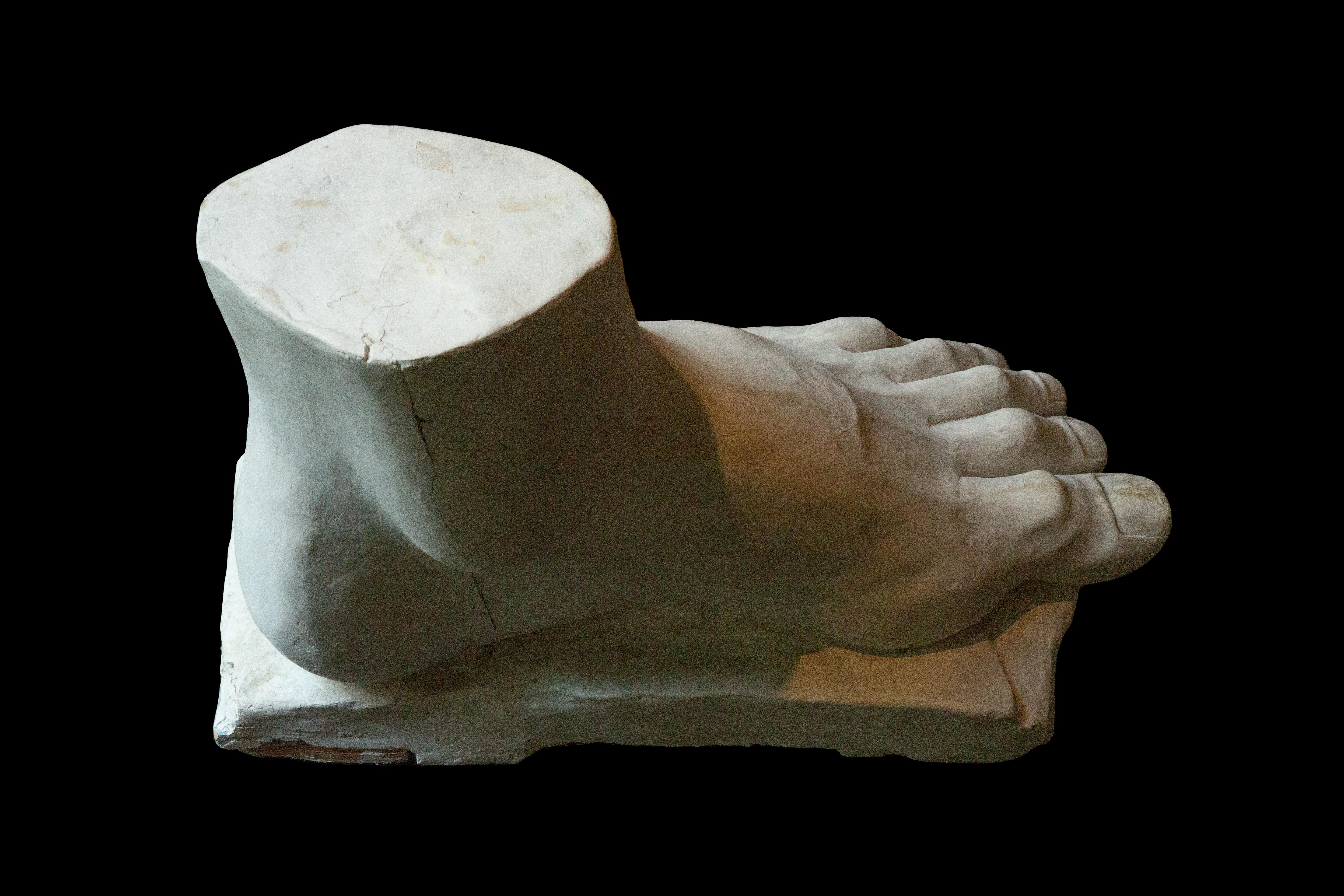 Intonaco Colossale scultura classica di piedi in gesso del XIX secolo, 28 pollici in vendita
