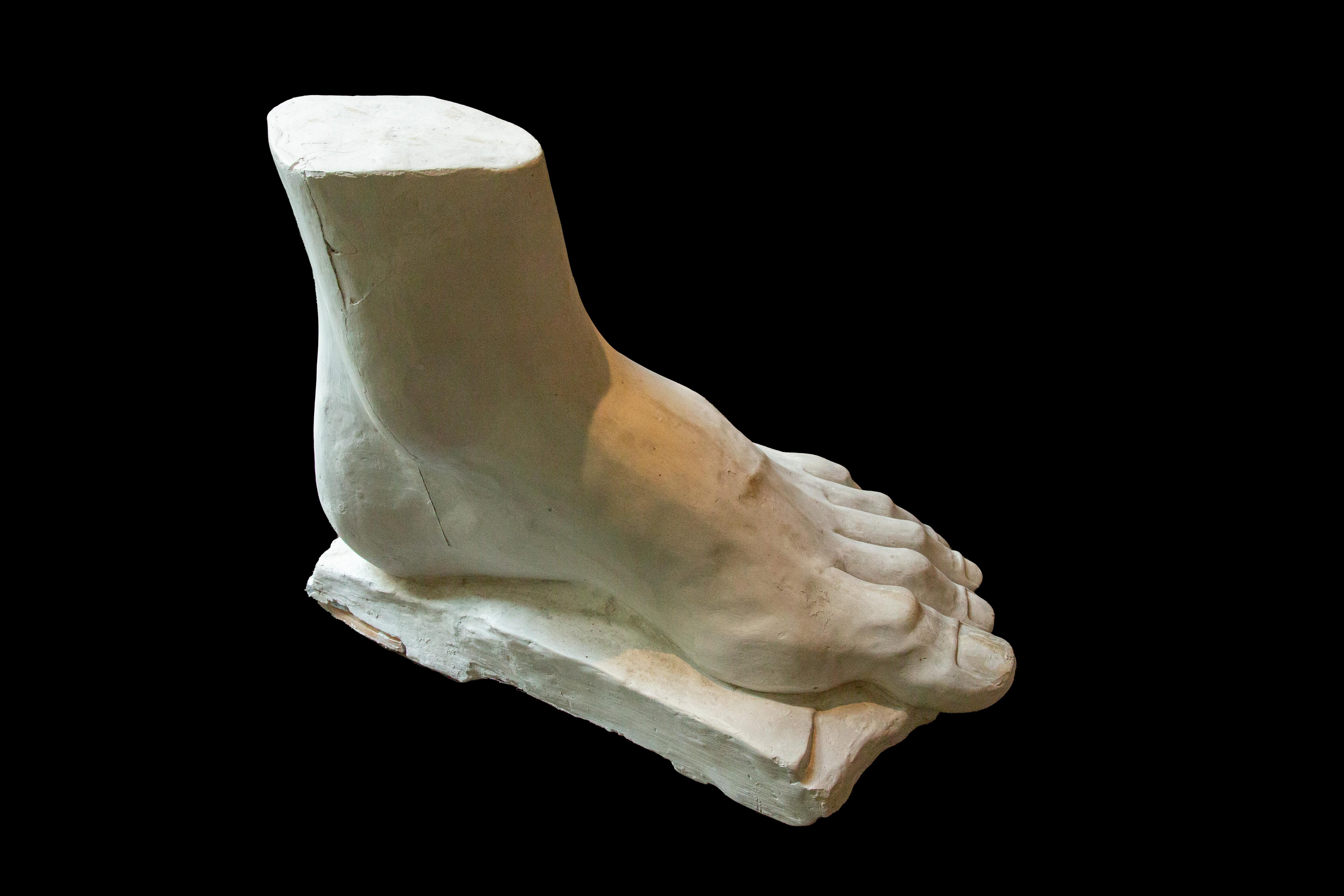 Colossale scultura classica di piedi in gesso del XIX secolo, 28 pollici in vendita 1