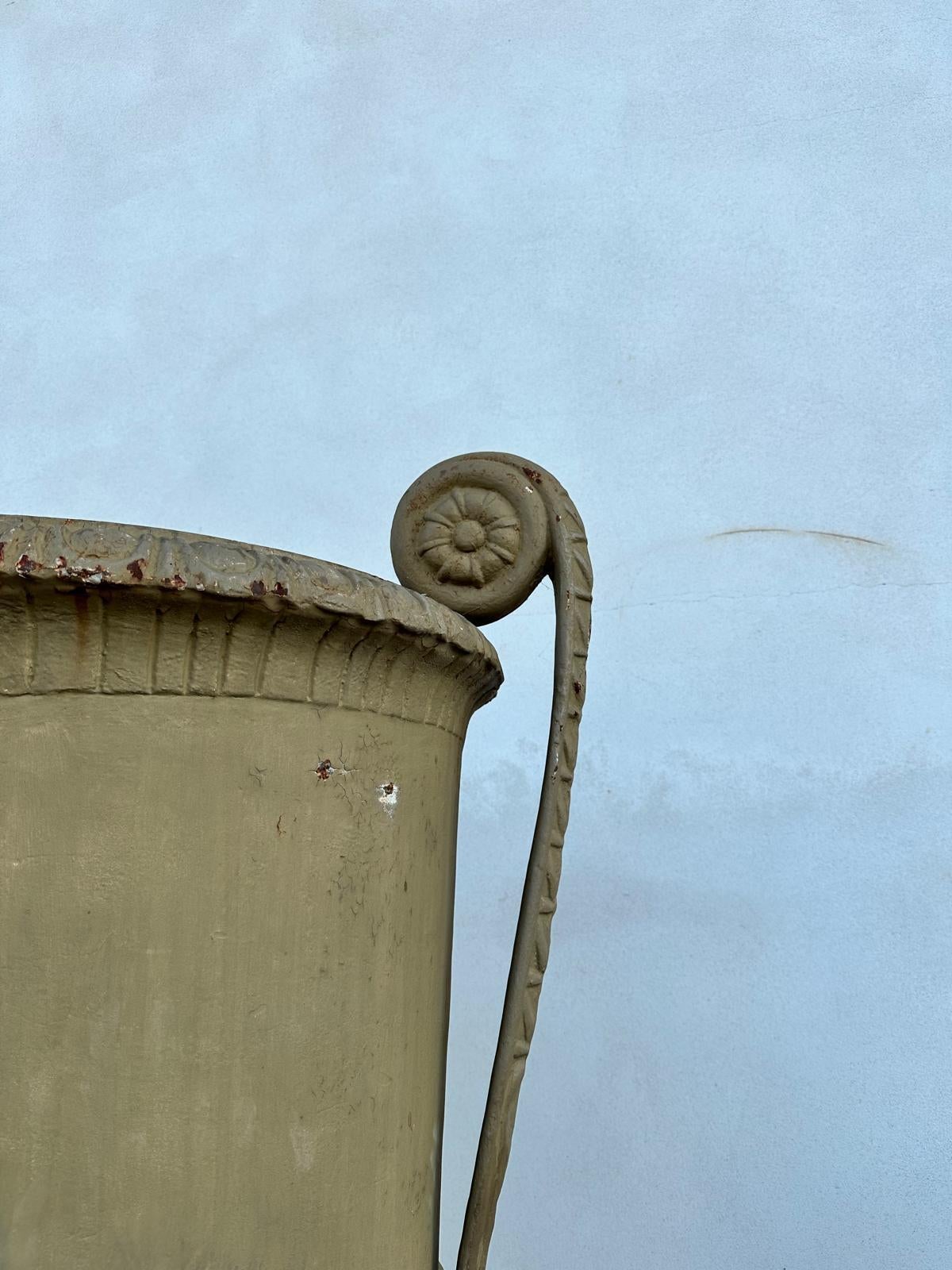 Diese kolossalen italienischen Vasen (200 cm) aus lackiertem Eisen mit eleganten Marmorsockeln werten Ihre Einrichtung auf. Diese palastartigen Vasen sind nicht nur äußerst dekorativ, sondern auch ein Zeugnis exquisiter Handwerkskunst, was sie zu