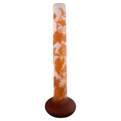 Kolossale antike Vase von Emile Gallé aus mattiertem und orangefarbenem Kunstglas.