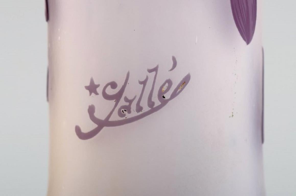 Début du 20ème siècle Colossal vase ancien Emile Gallé en verre d'art dépoli et violet, vers 1920 en vente