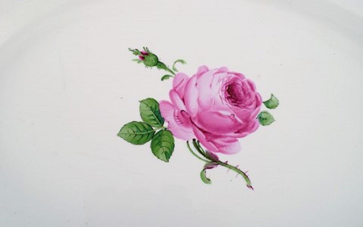 Colossale piatto da portata antico di Meissen in porcellana dipinta a mano con rose rosa, inizio XX secolo.
Misure: 48 x 35 cm.
In ottime condizioni.
Timbrato.
2a qualità di fabbrica.