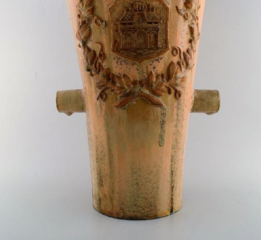Kolossale Arne-Bang-Unikat-Vase aus glasierter Keramik:: mit Äskulapstab (Art déco) im Angebot