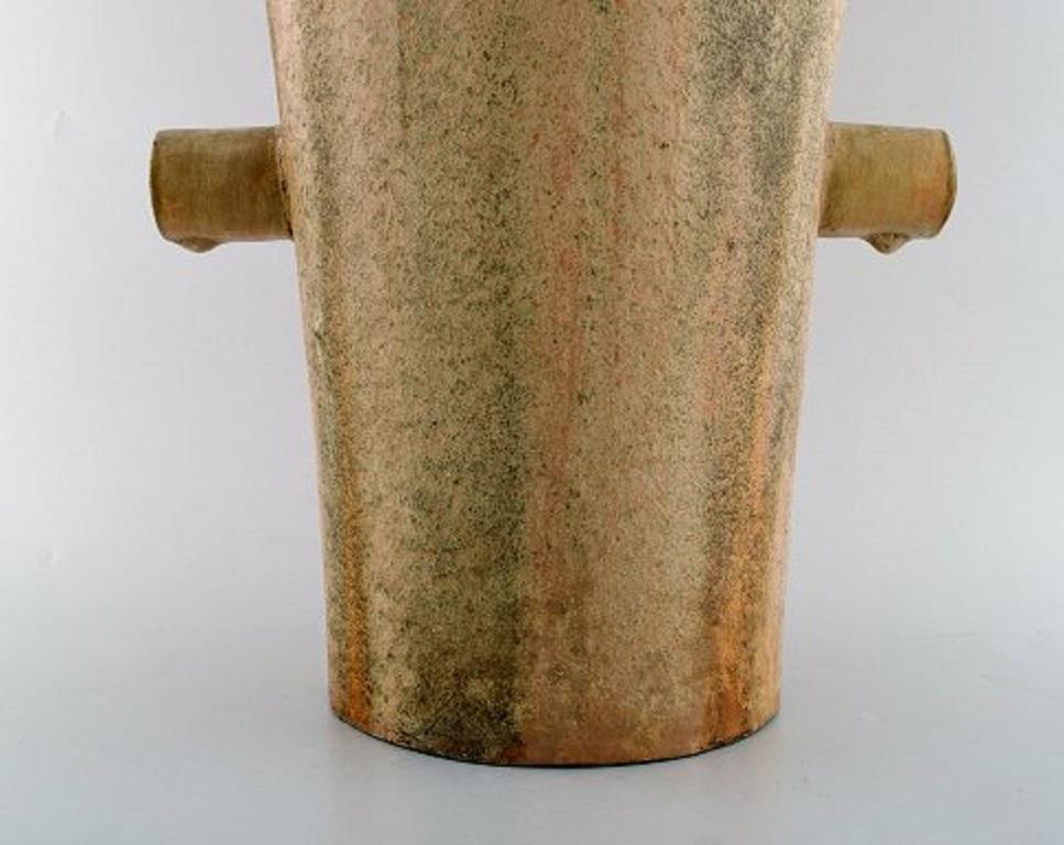 Kolossale Arne-Bang-Unikat-Vase aus glasierter Keramik:: mit Äskulapstab im Angebot 1