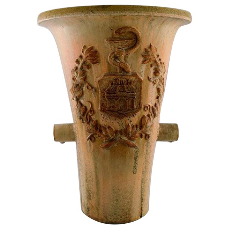 Kolossale Arne-Bang-Unikat-Vase aus glasierter Keramik:: mit Äskulapstab im Angebot