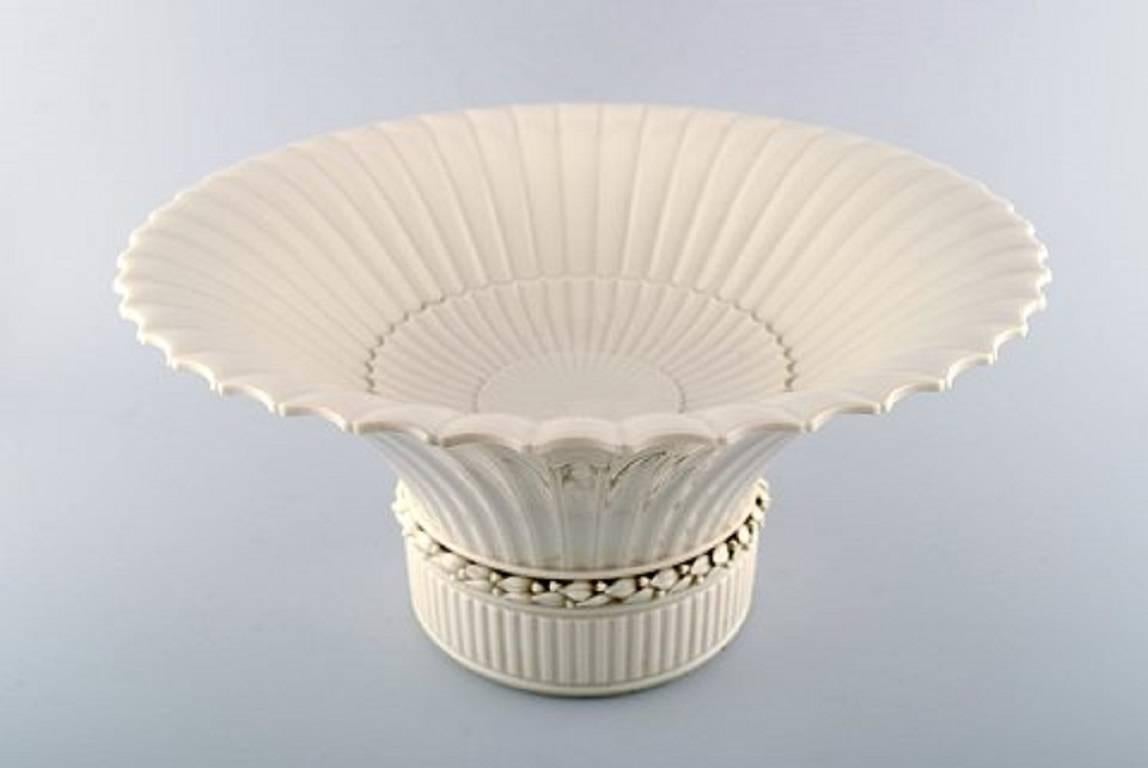 Colossal Art Deco Arno Malinowski (1899-1976) for Royal Copenhagen, Blanc de Chine fruit bowl / compote, double sided fluted, exterior with leaves and berries, marked for Royal Copenhagen, 1930s.
Measures: Diameter 37 cm, height 20 cm.
1st.