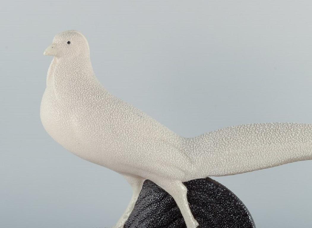 Colossal Art Deco Sèvres sculpture of a white pheasant in earthenware. In Excellent Condition In Copenhagen, DK