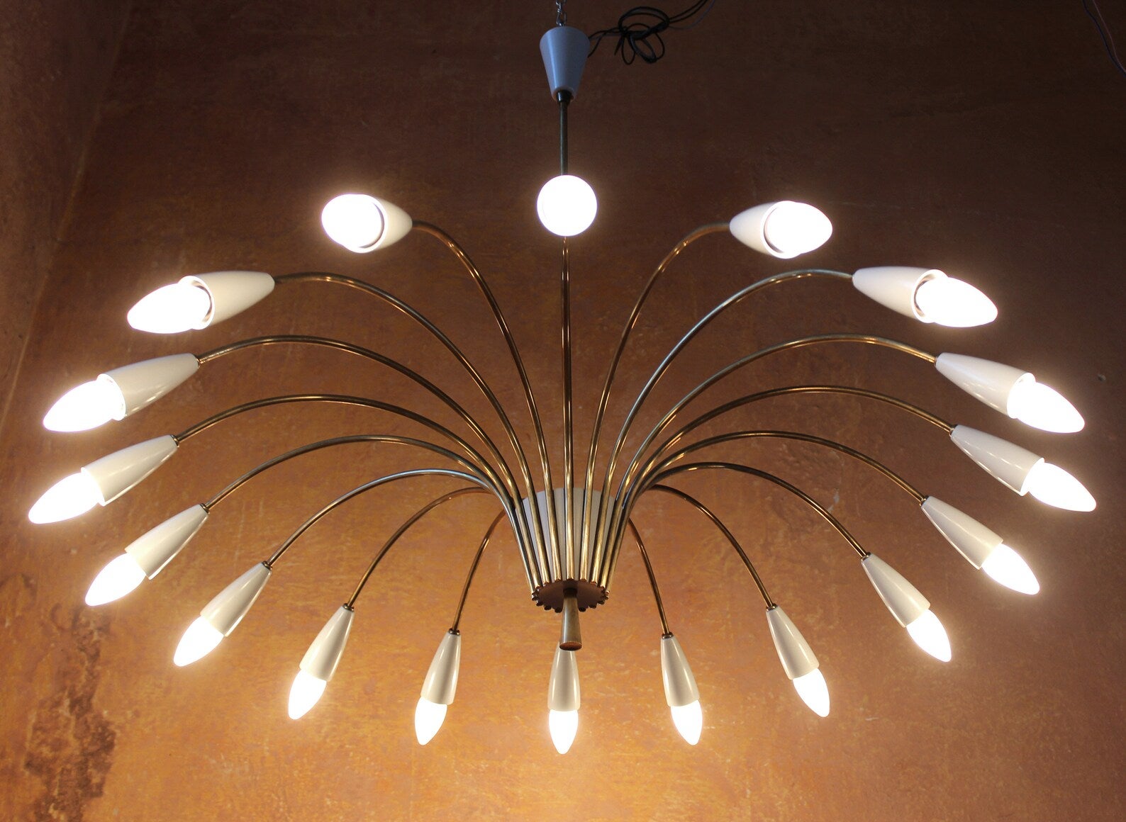18 LIGHTS SPIDER SPUTNIK CHANDELIER BRASS, GERMANY, 1950s

DIAMETER 3,3 FEET, ORIGINAL HEIGHT 35 INCHES

TREMENDOUS 1950s GERMAN 18 LIGHTS E14 SPUTNIK CHANDELIER BRASS LIGHT GREY ENAMELED REWIRED

The chandelier is in excellent condition, carefully
