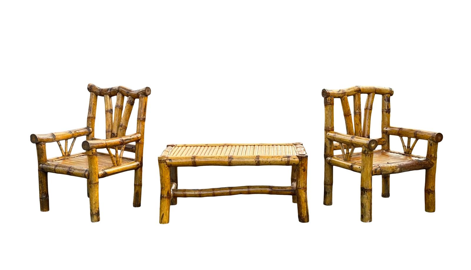 Ensemble de trois grandes chaises en bambou, encadrées et table basse. Veuillez regarder les photos pour plus de détails. N'hésitez pas à nous contacter pour toute question.