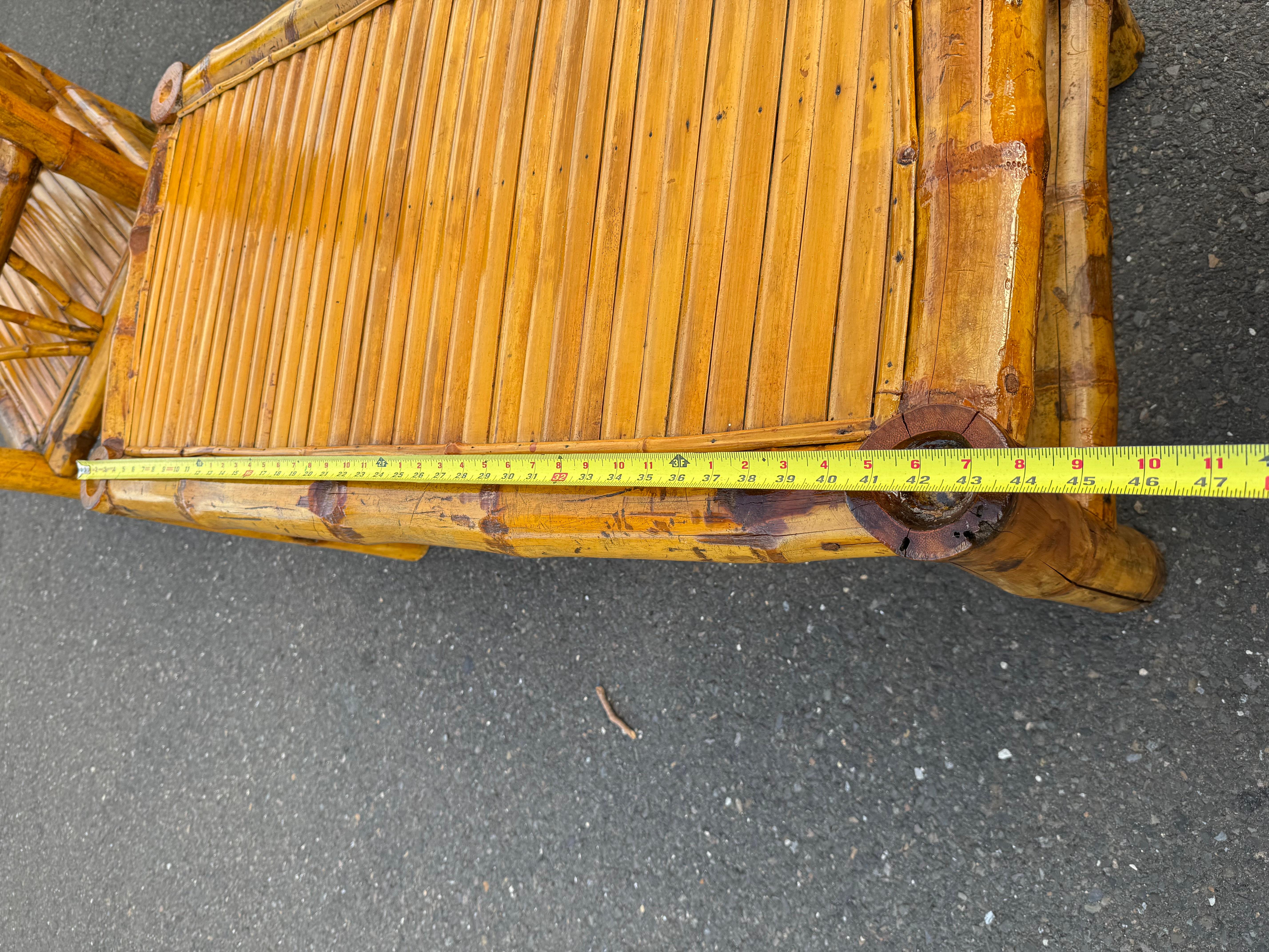 Table basse et chaises d'appoint en bambou colossal Bon état - En vente à Bensalem, PA