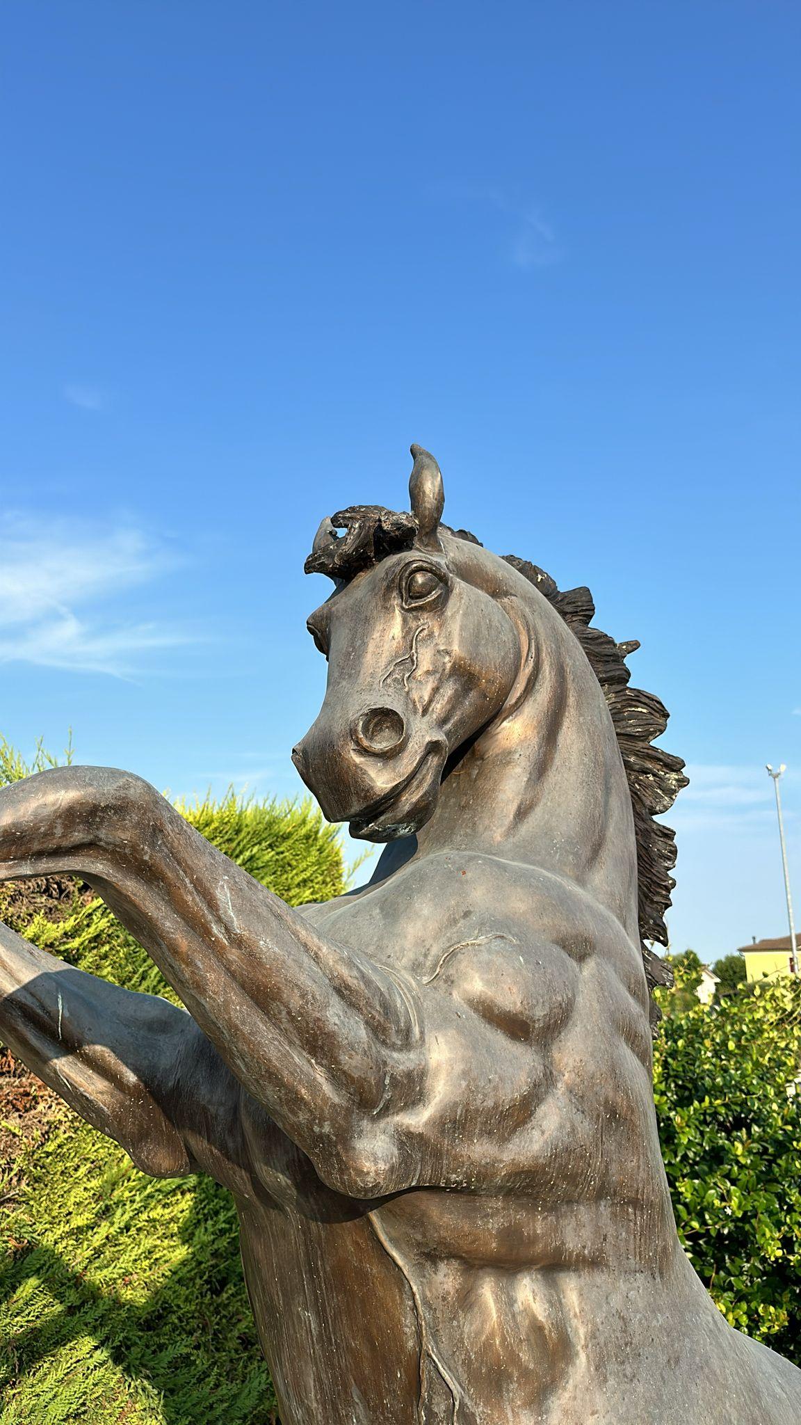 Haz una declaración audaz con esta colosal escultura de bronce de 300 cm de un caballo encabritado, una magnífica pieza que capta el poder dinámico y la gracia de esta noble criatura. En excelente estado y elaborada con una calidad excepcional, esta