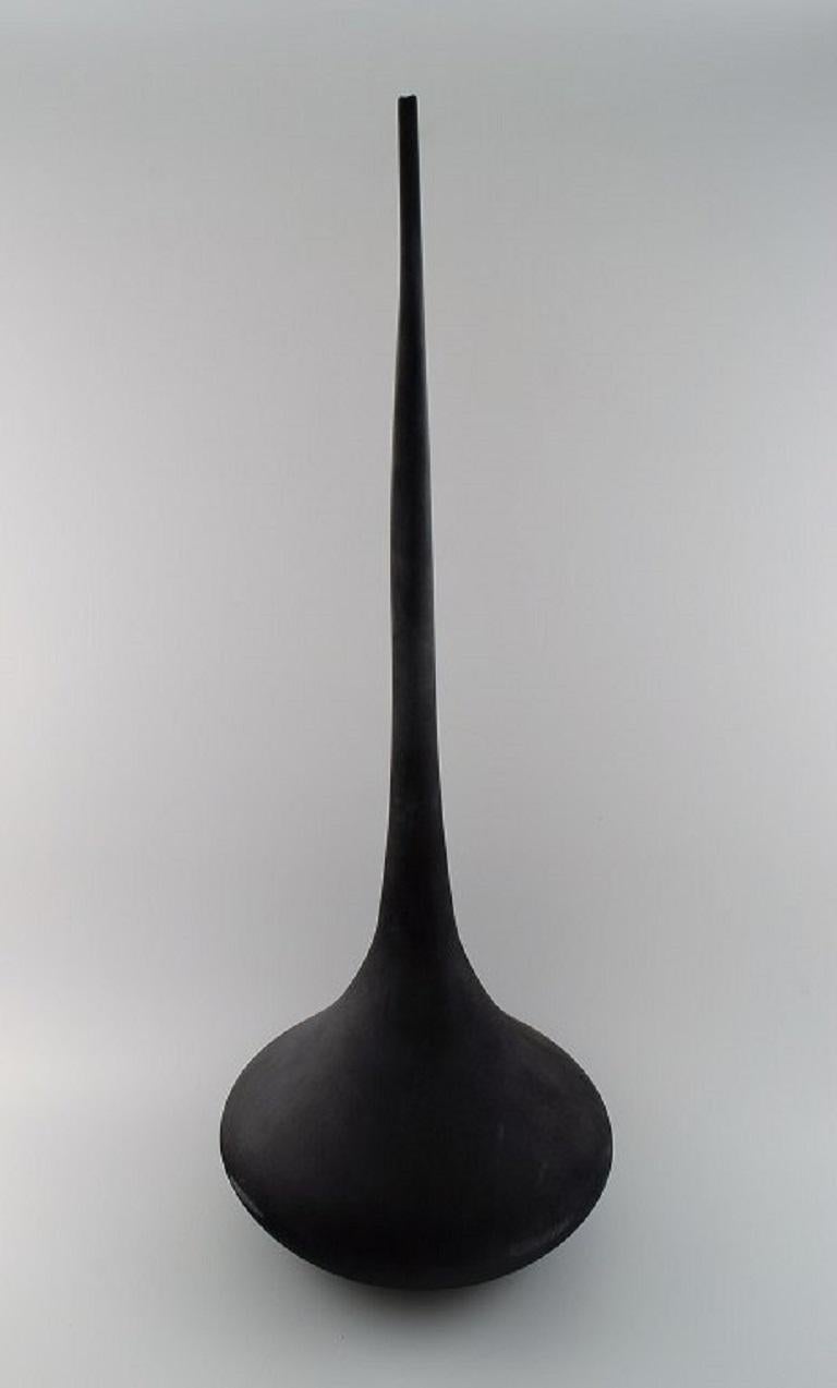 italien Colossal vase de Murano en forme de goutte en verre d'art soufflé à la bouche noir mat. en vente