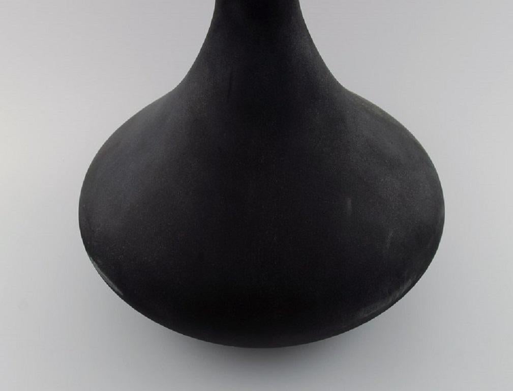 Verre d'art Colossal vase de Murano en forme de goutte en verre d'art soufflé à la bouche noir mat. en vente