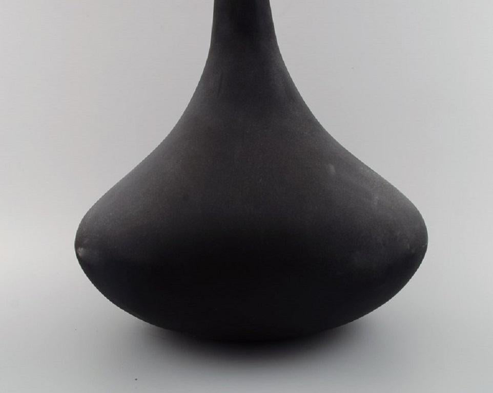 Colossal drop-shaped Murano vase in matt black mouth-blown art glass. For Sale 1