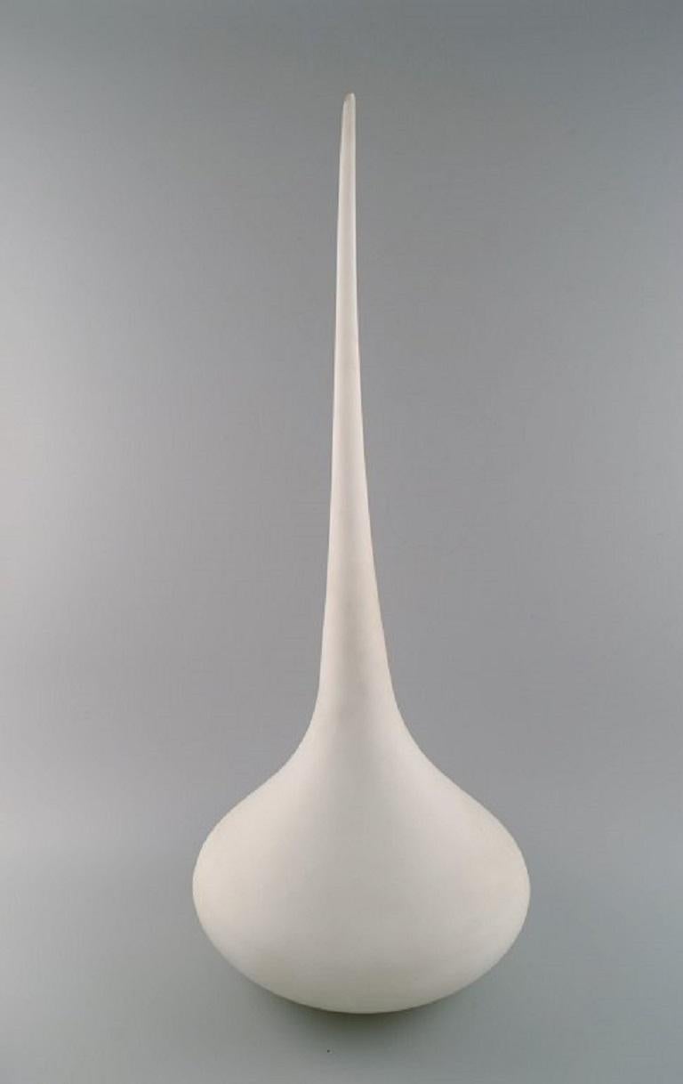 Colossal drop-shaped Murano vase in matt white mouth-blown art glass. 
Limited edition 35/300. 
Italian design, late 20th century.
Measures: 72 x 29 cm.
In excellent condition.
Signed and numbered.
