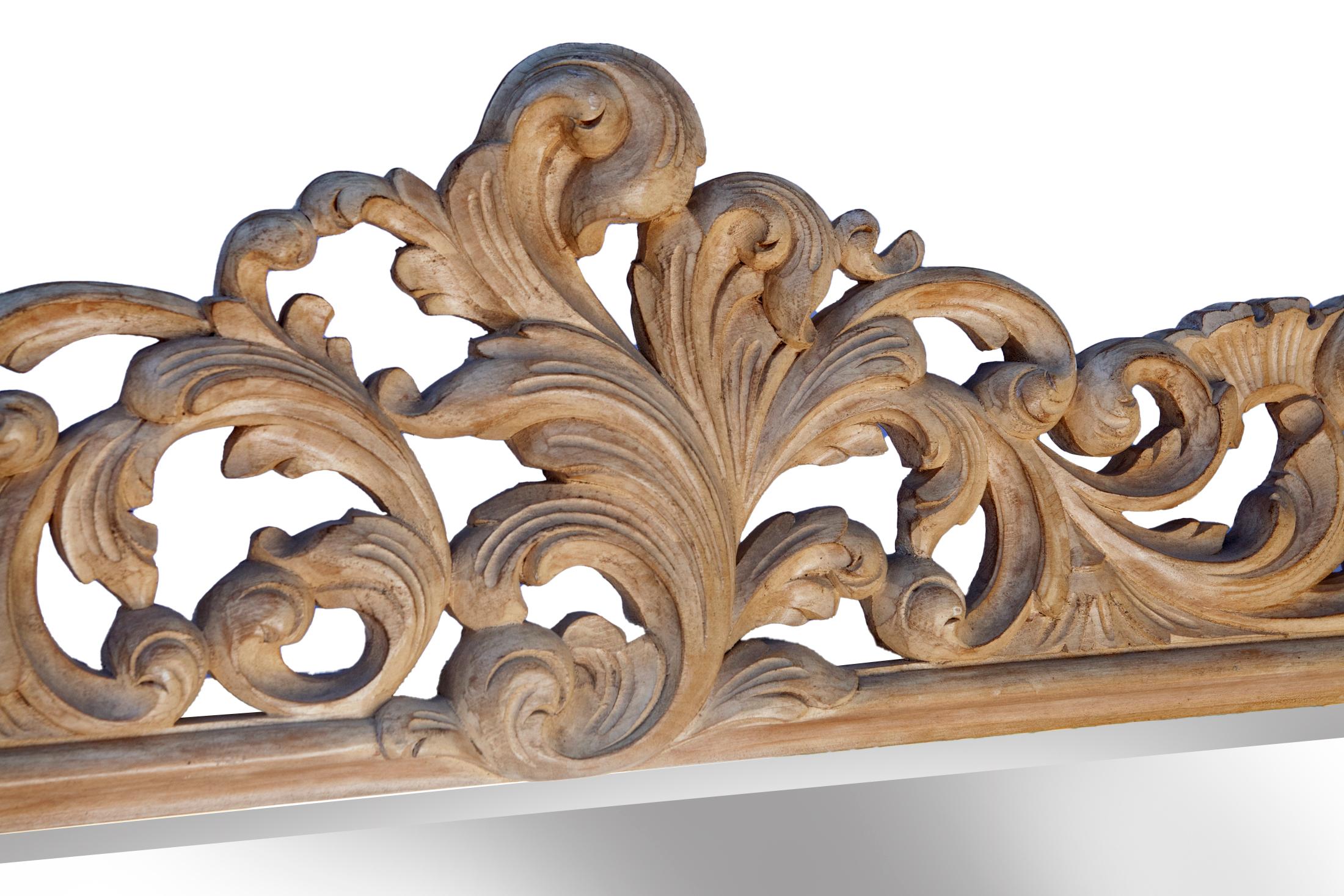 Néo-Renaissance Grand miroir à cadre en bois blond décapé sculpté à la main en vente